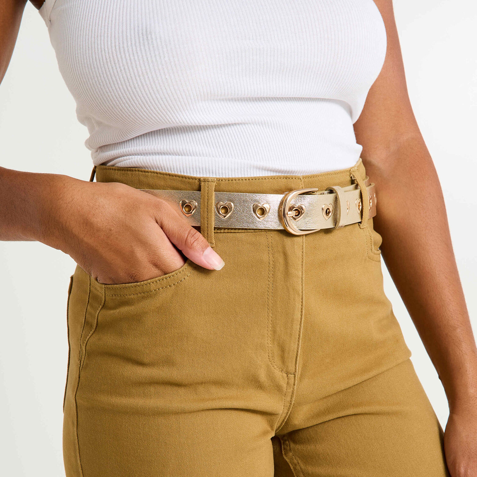 Ceinture avec clous forme coeur