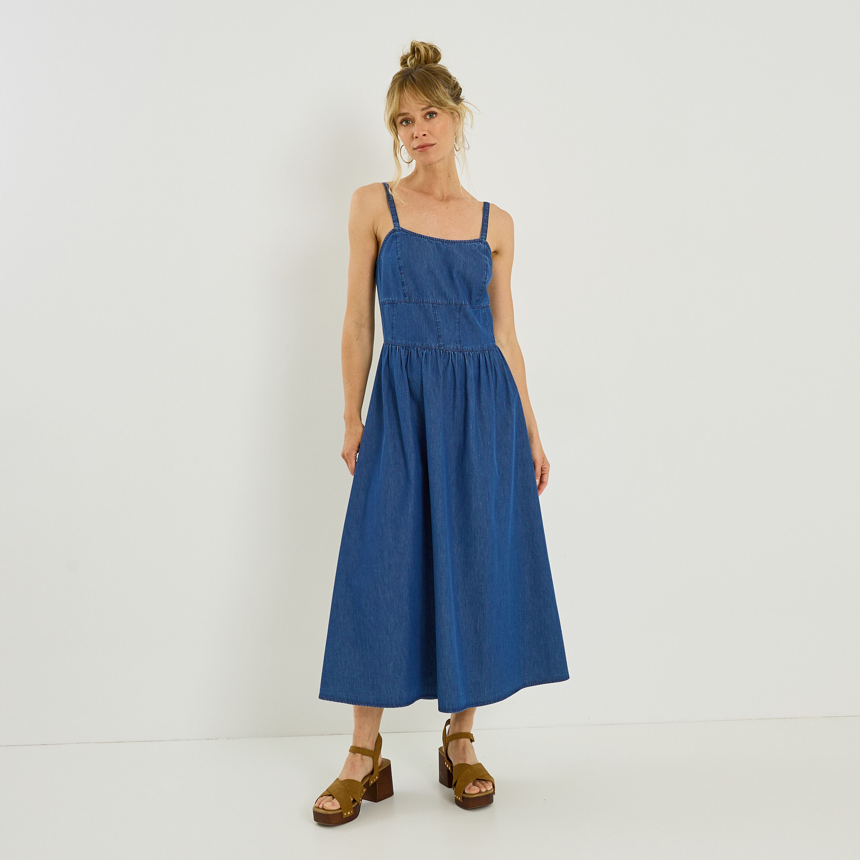 Robe longue en jean &agrave; bretelles fines