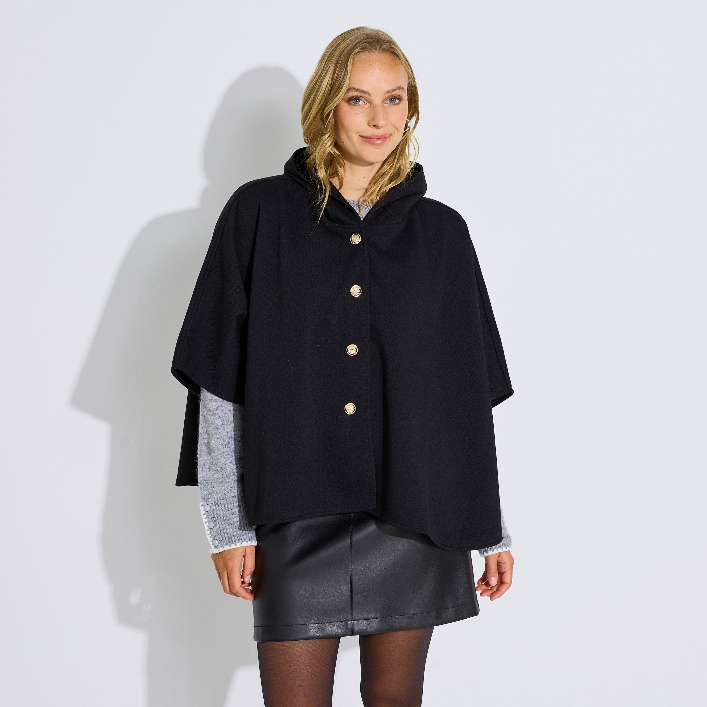 Poncho &agrave; capuche boutonn&eacute; femme
