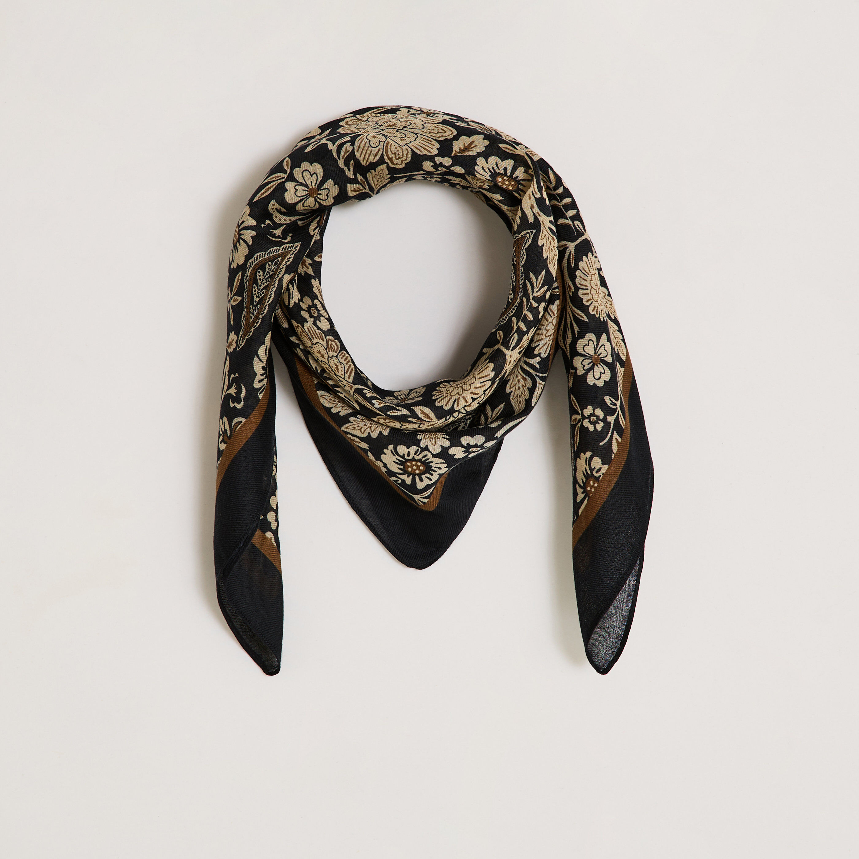 Foulard carr&eacute; motif fleuri