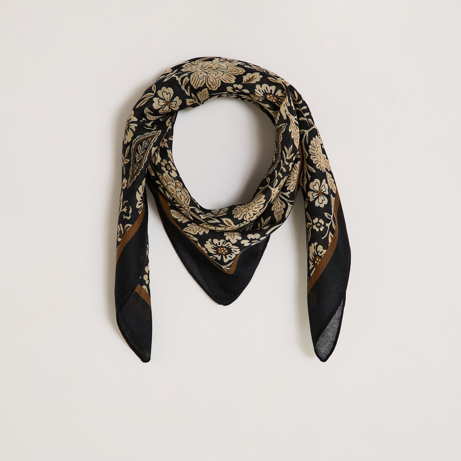 Foulard carré motif fleuri