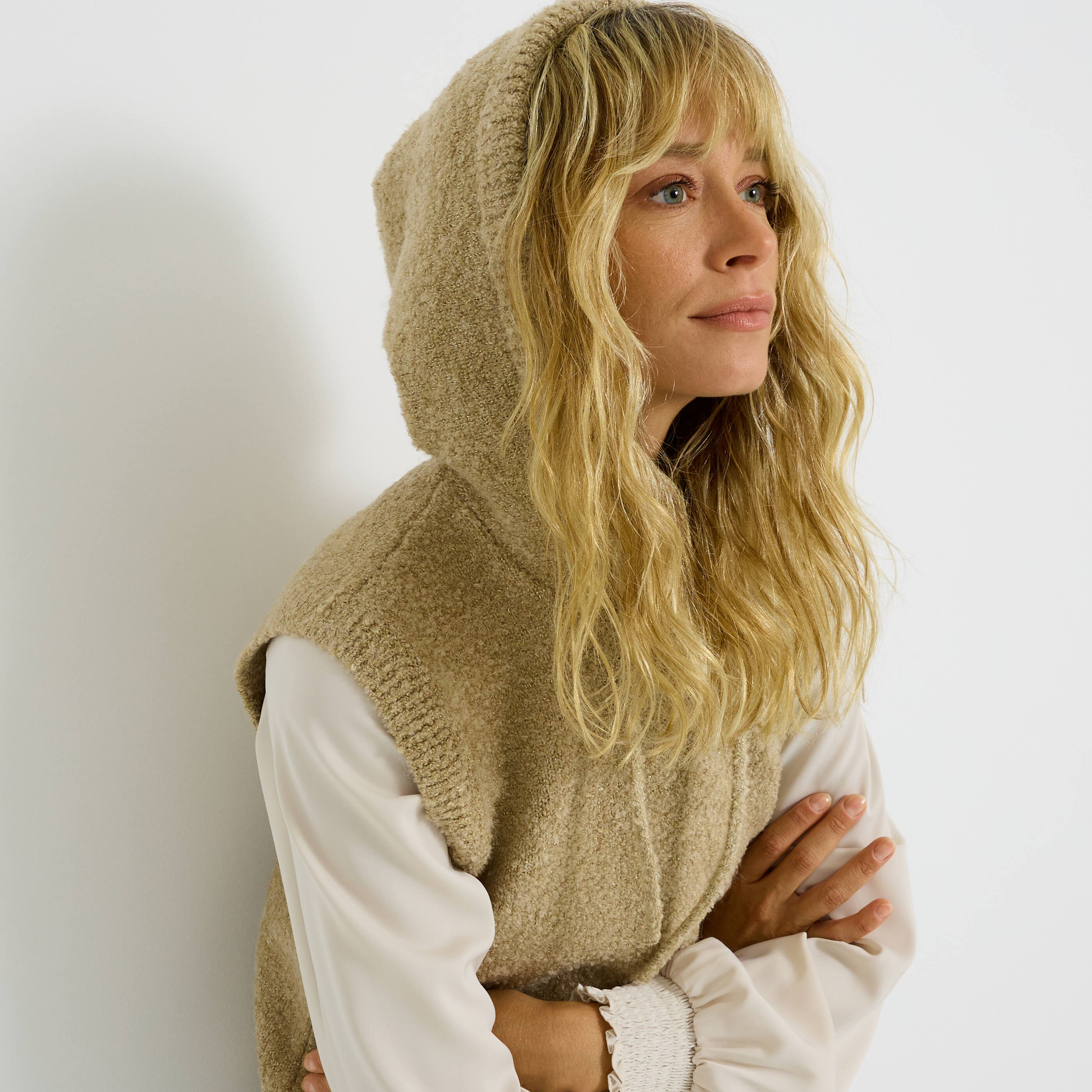 Pull sans manches &agrave; capuche femme