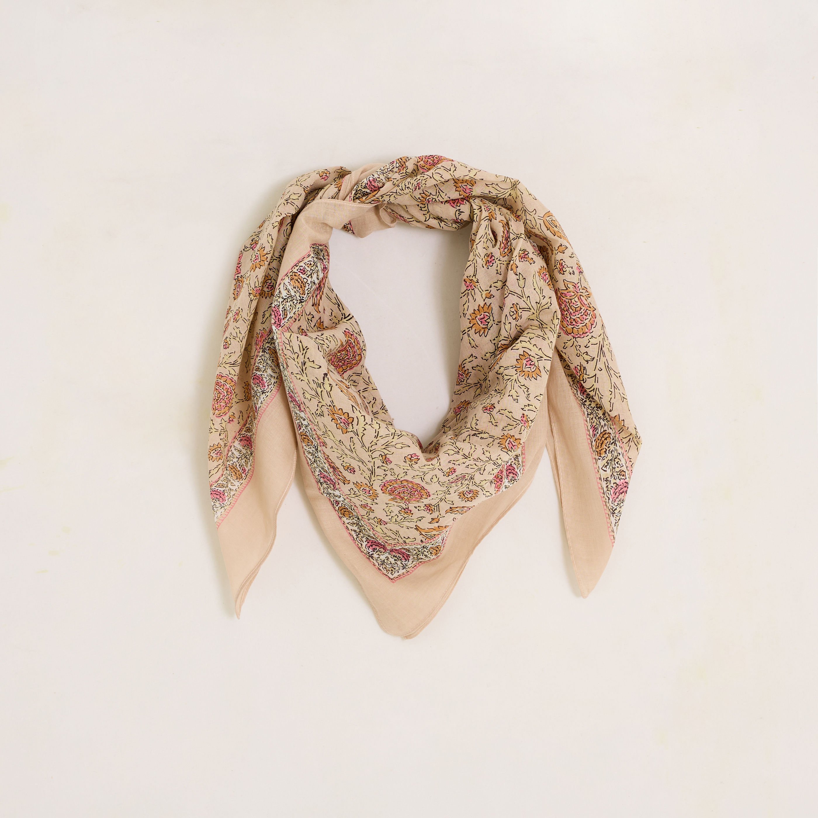Foulard carr&eacute; imprim&eacute; fleuri femme