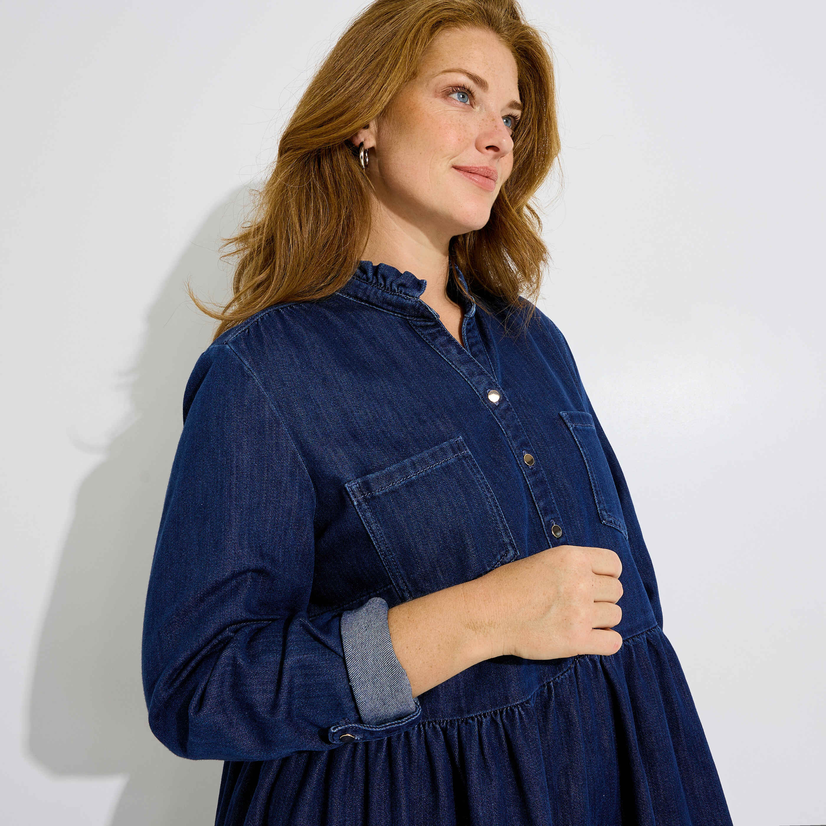 Robe courte fluide &eacute;vas&eacute;e en jean