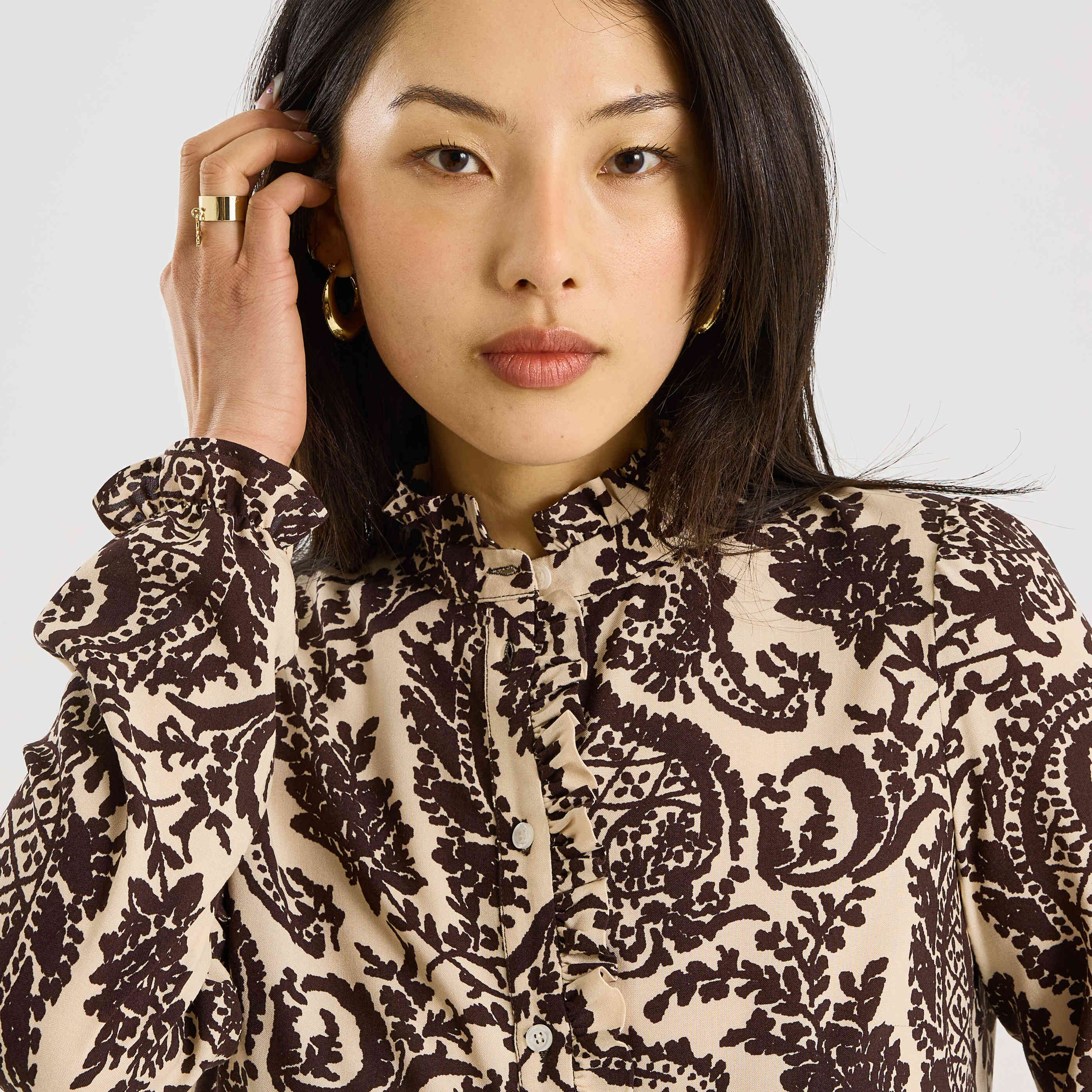 Blouse broderies contrast&eacute;es femme