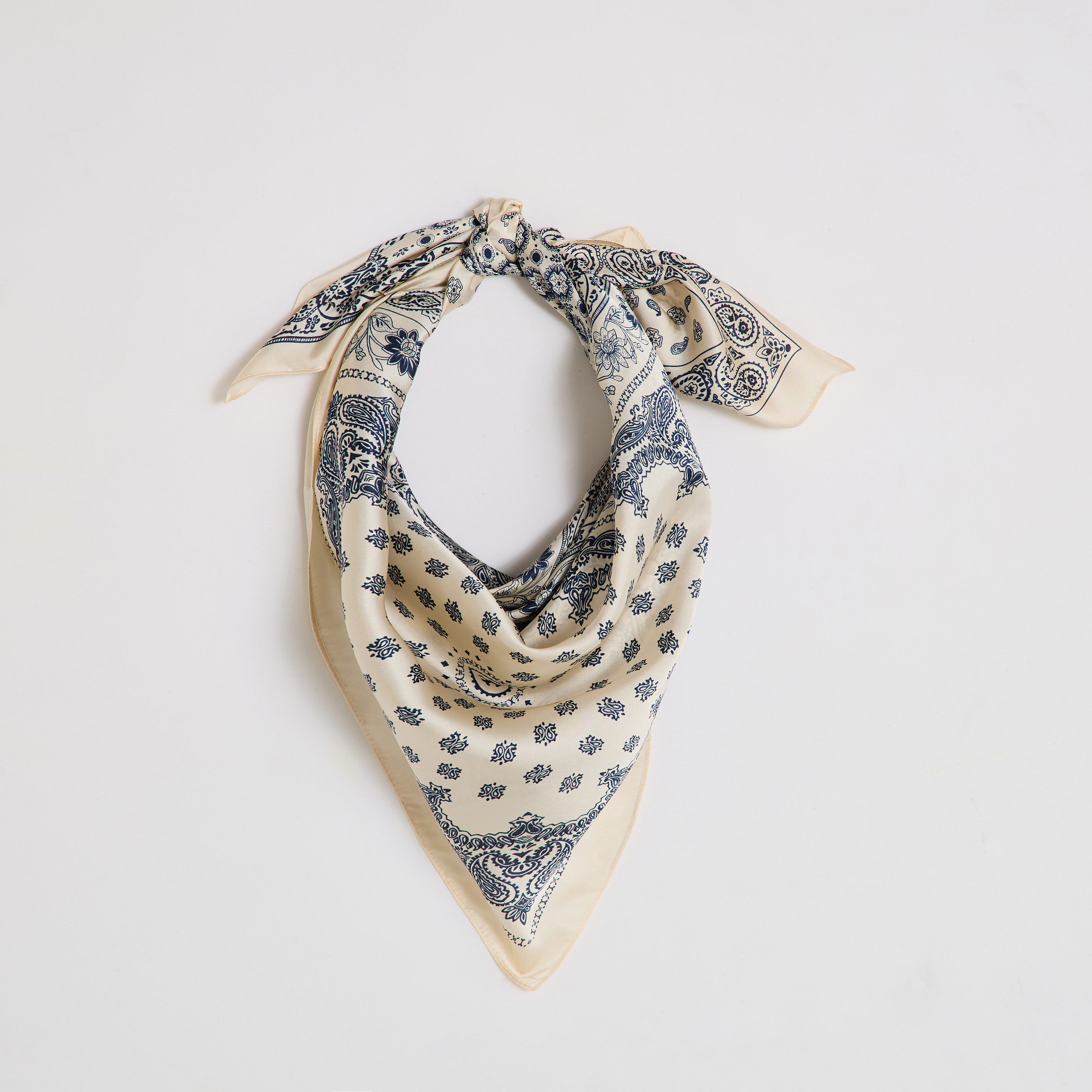 Foulard carr&eacute; imprim&eacute; en satin femme