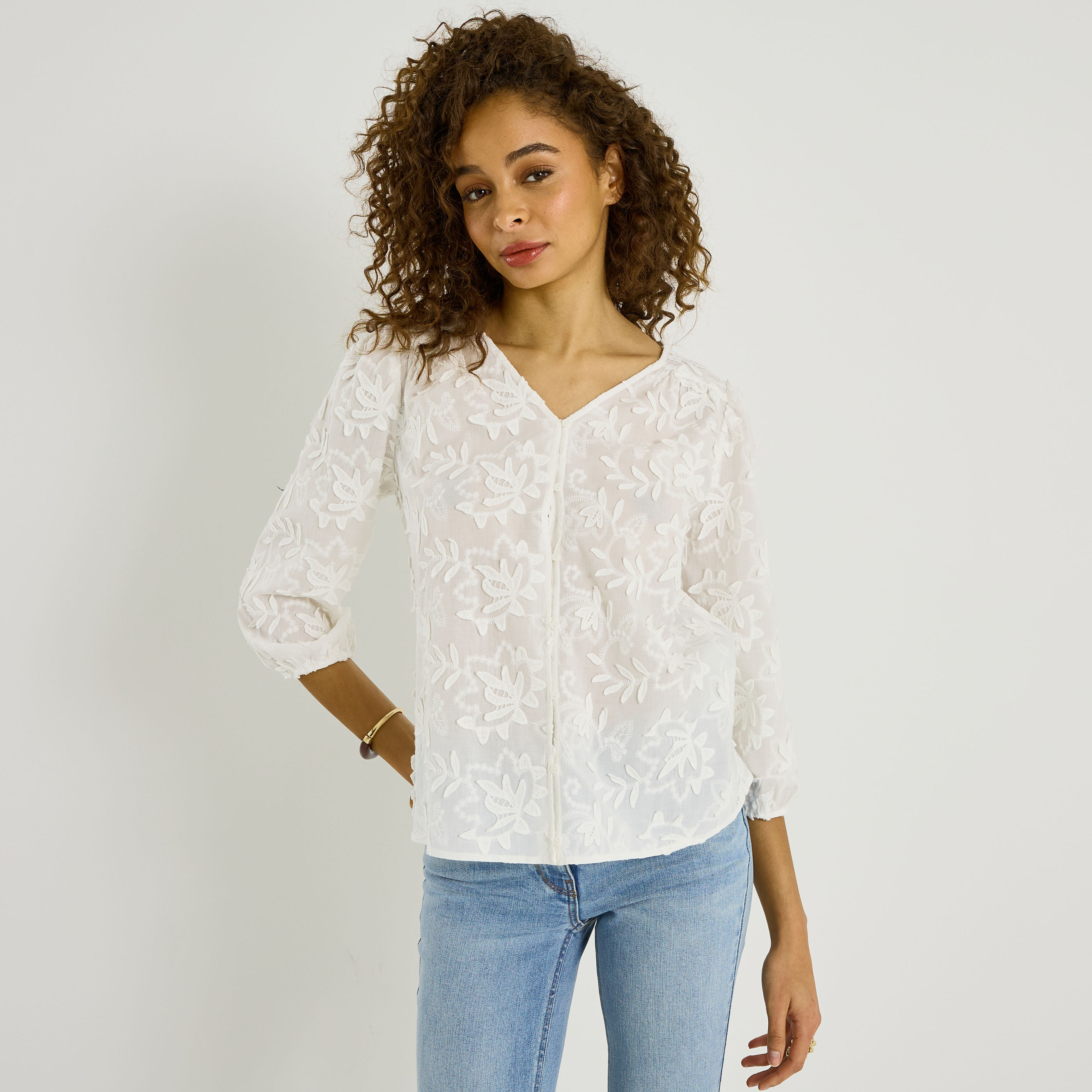 Blouse broderies florales &agrave; col V femme