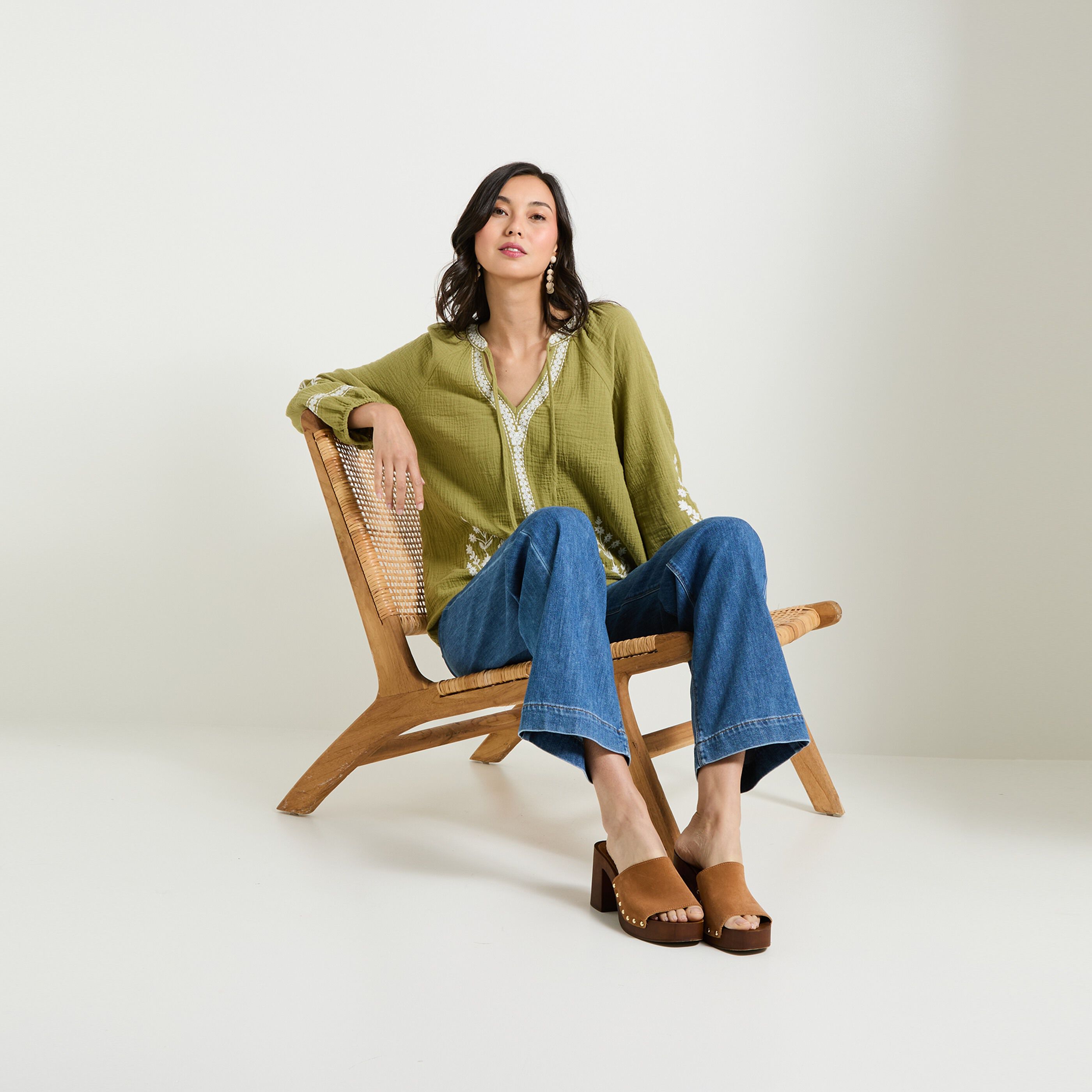 Blouse brod&eacute;e col V femme