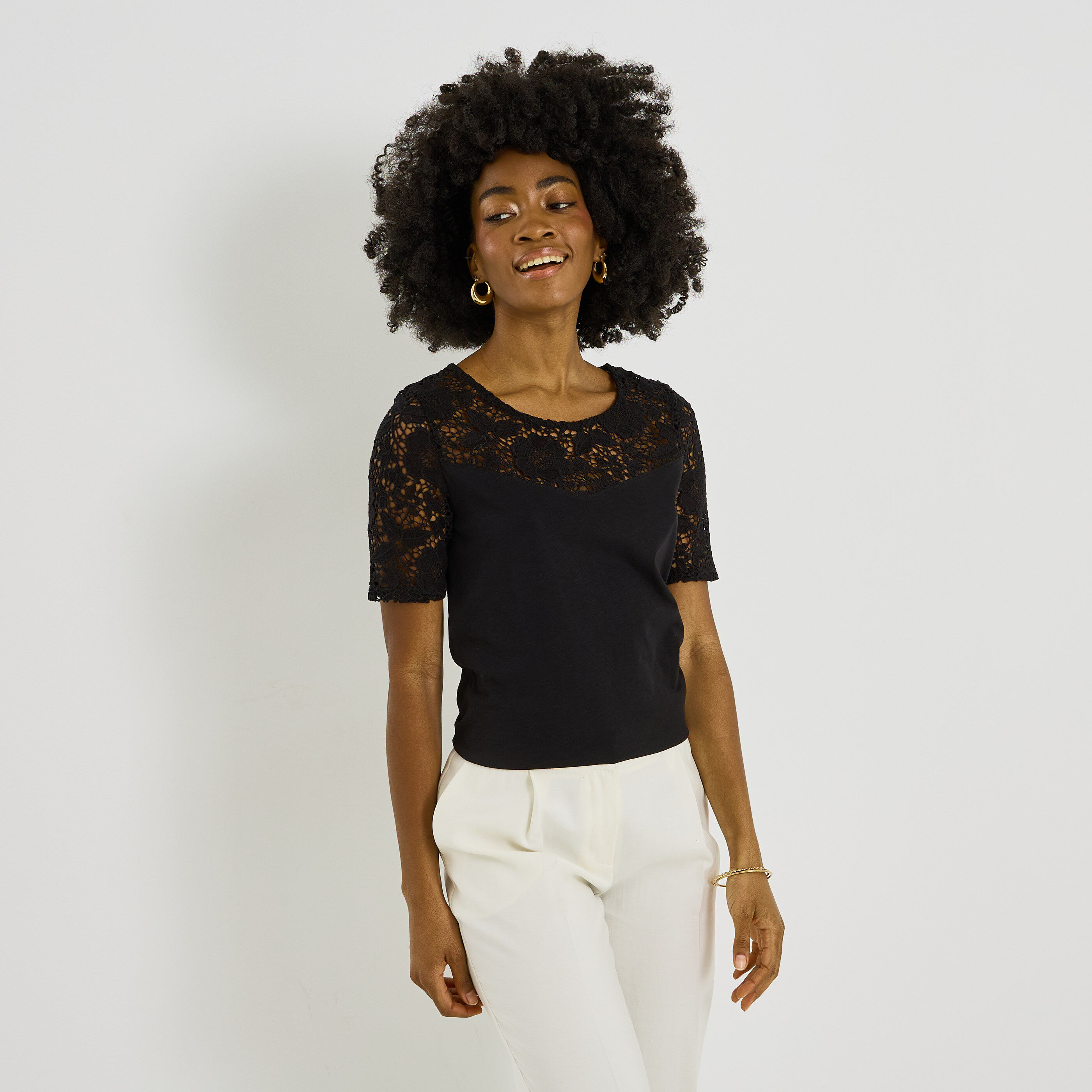 T-shirt d&eacute;tails ajour&eacute;s femme