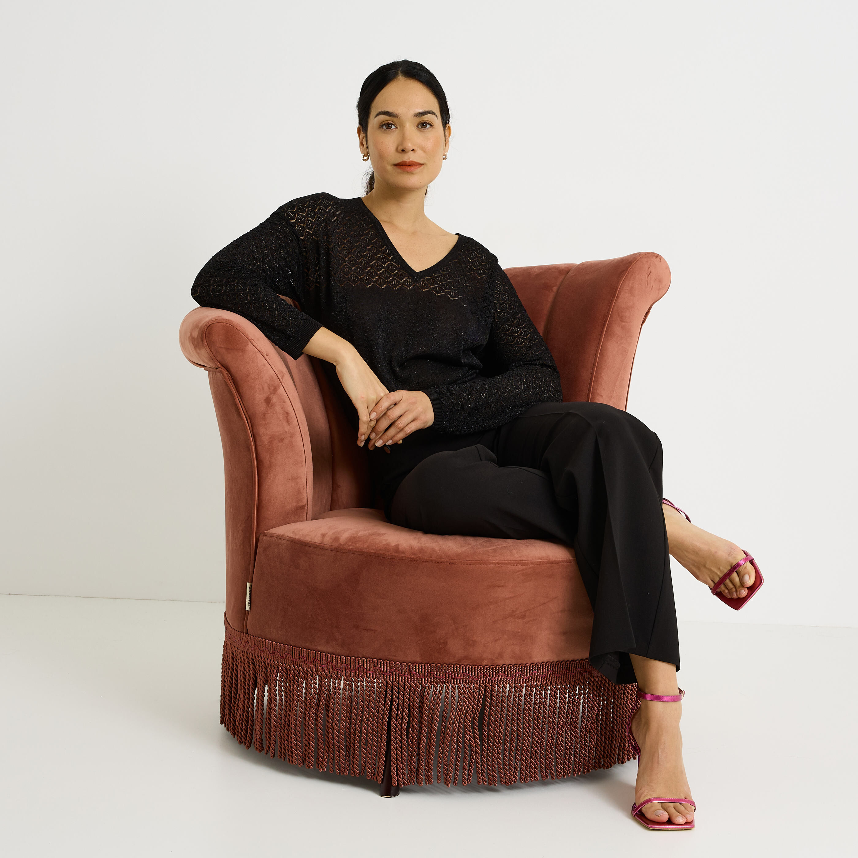 Pull col V d&eacute;tails ajour&eacute;s femme