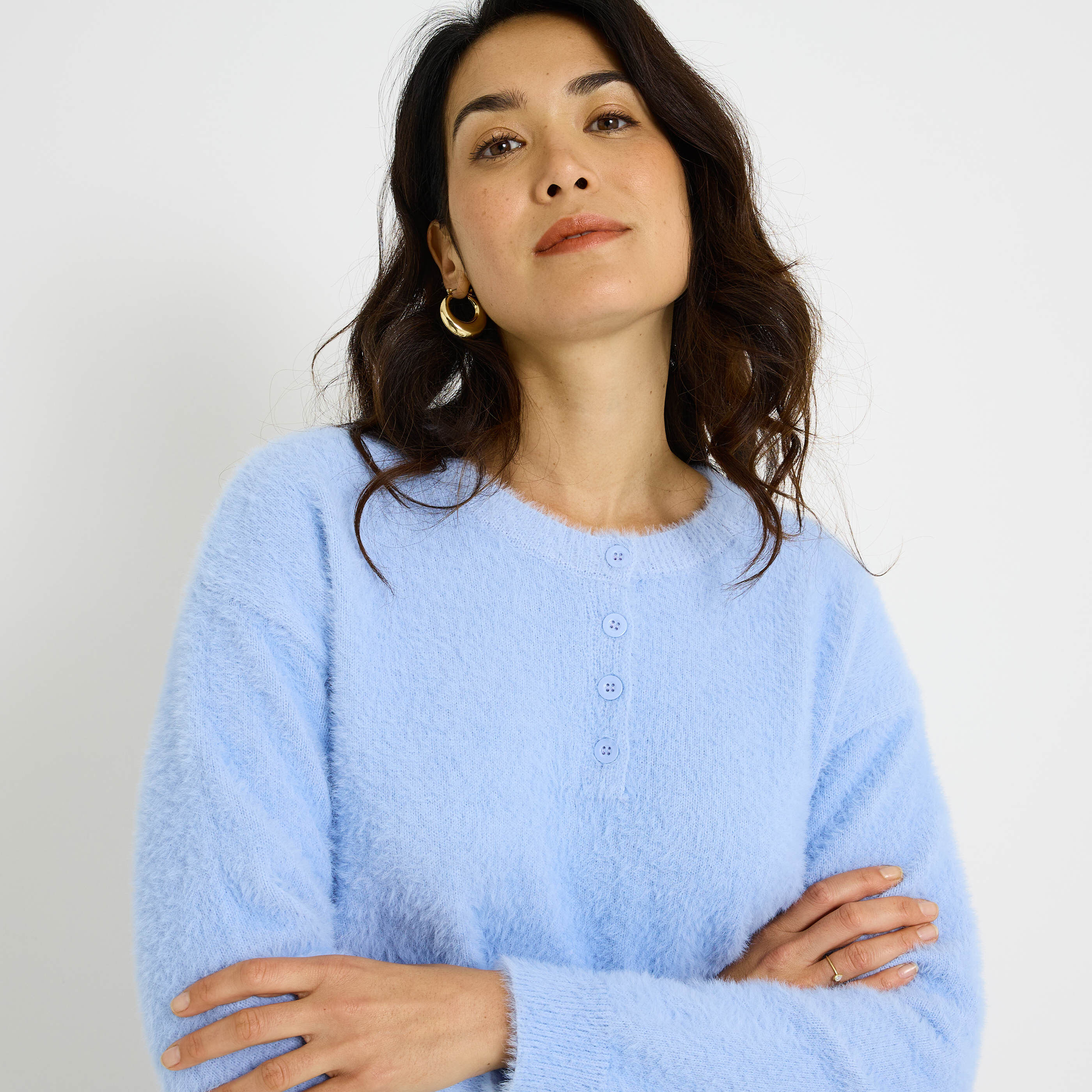 Pull fluffy col boutonn&eacute; femme