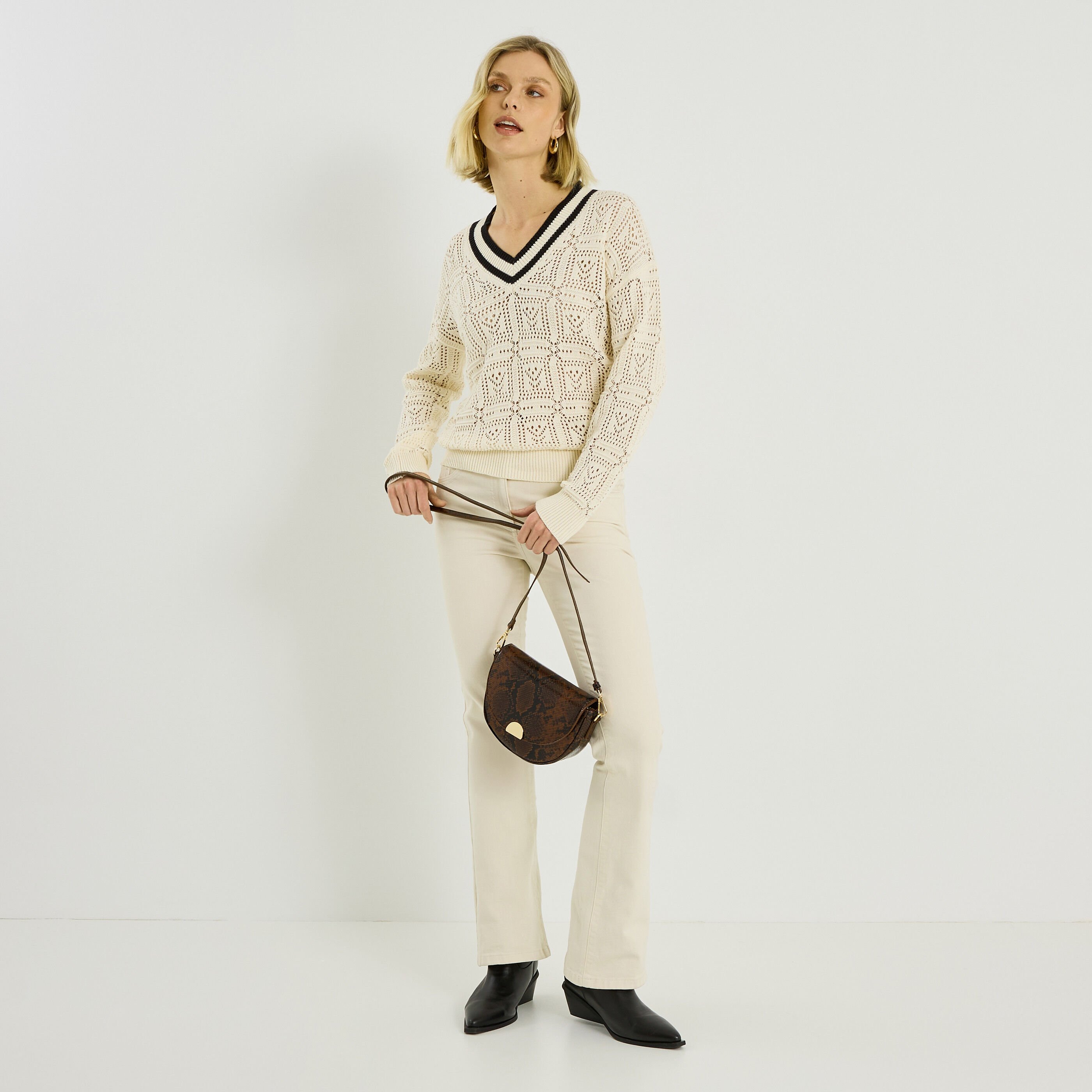 Pull en crochet &agrave; col V femme