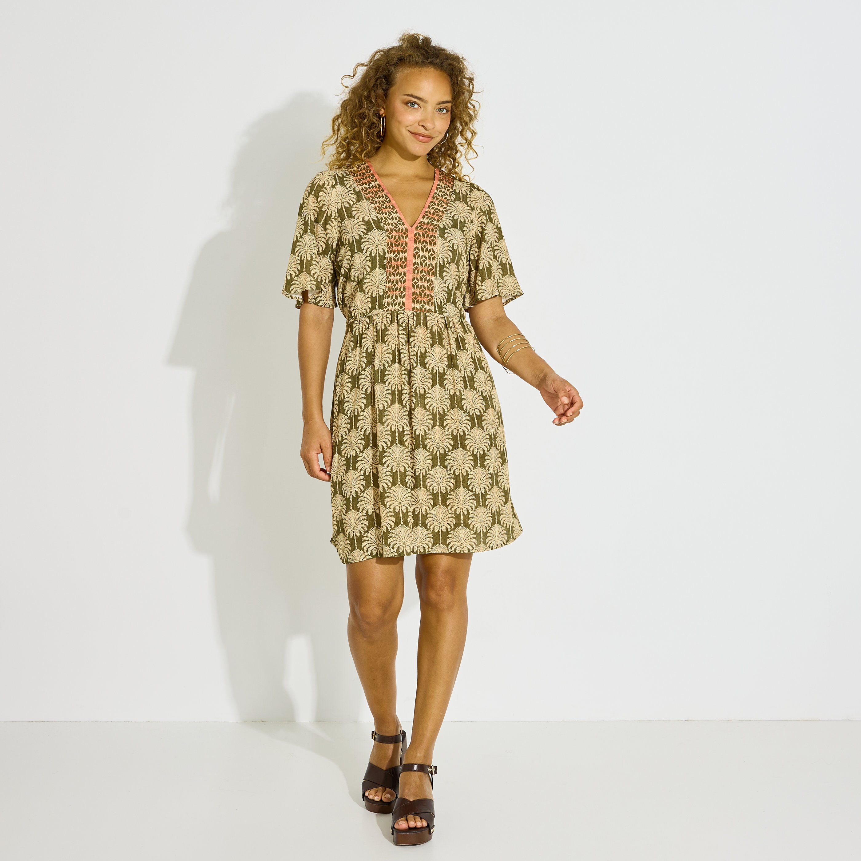 Robe courte col V imprim&eacute; palmiers