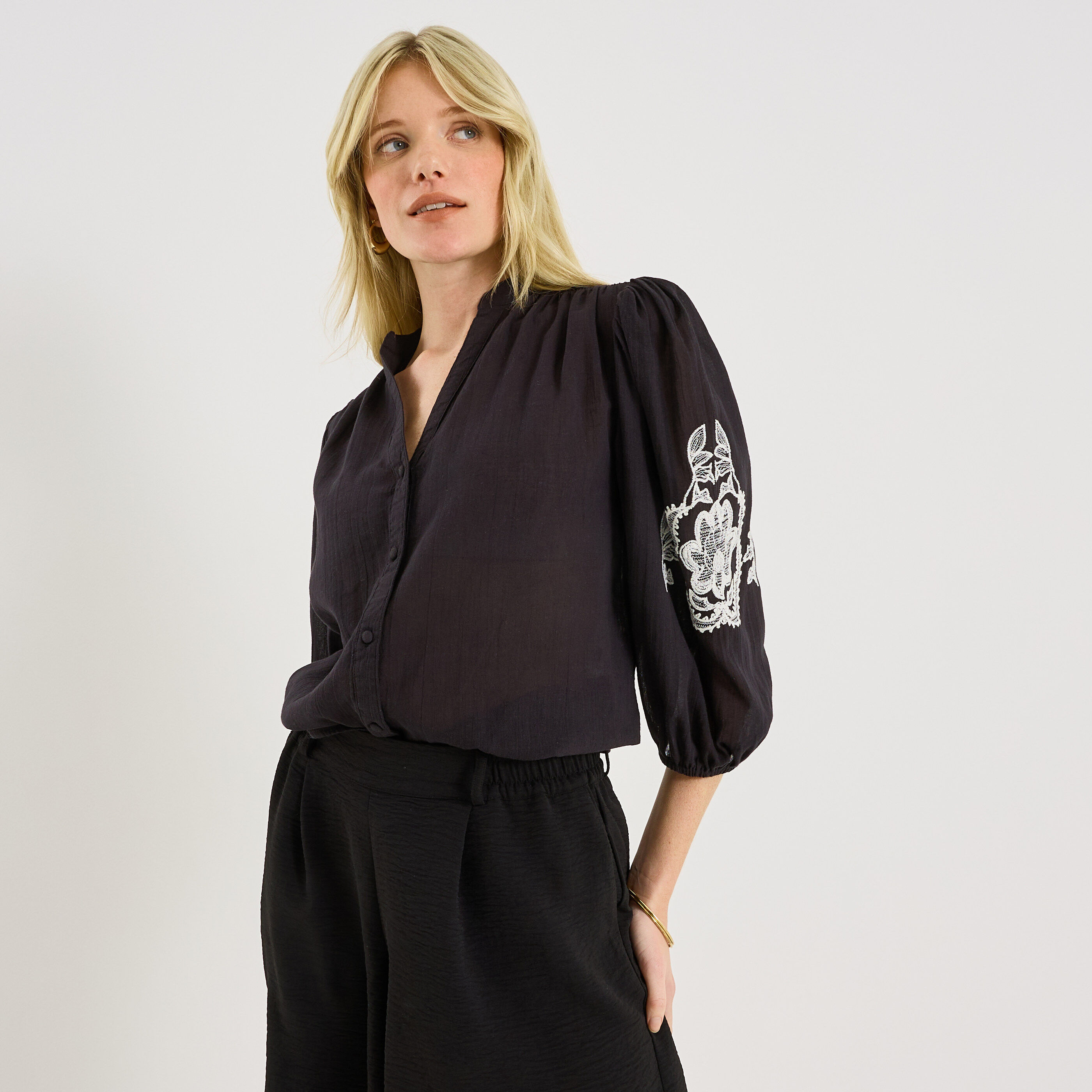 Chemise fluide broderies florales femme