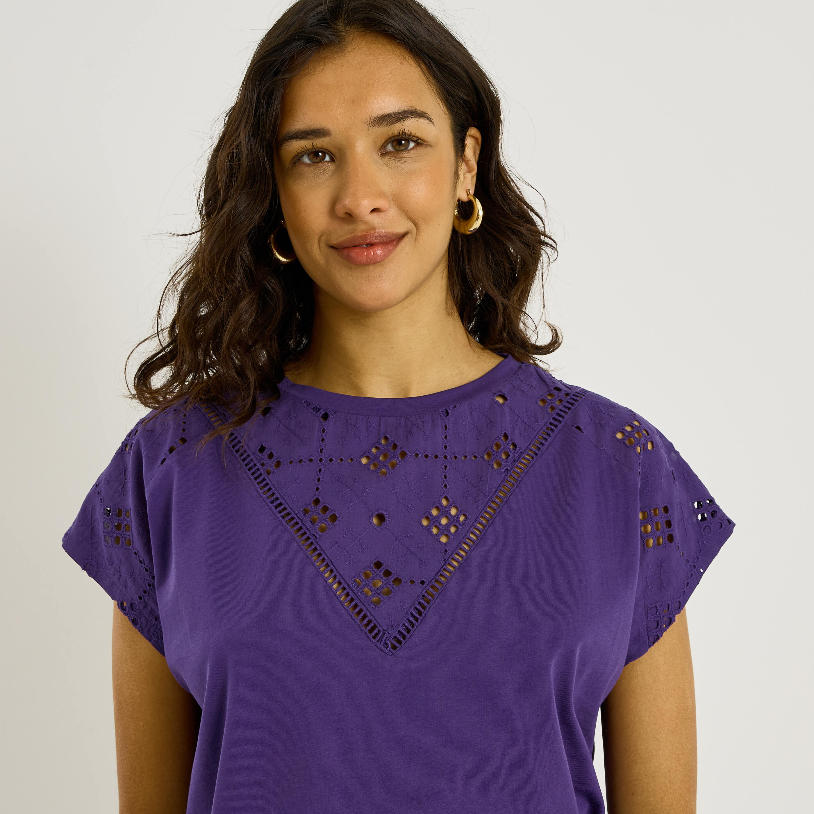 T-shirt d&eacute;tails ajour&eacute;s femme