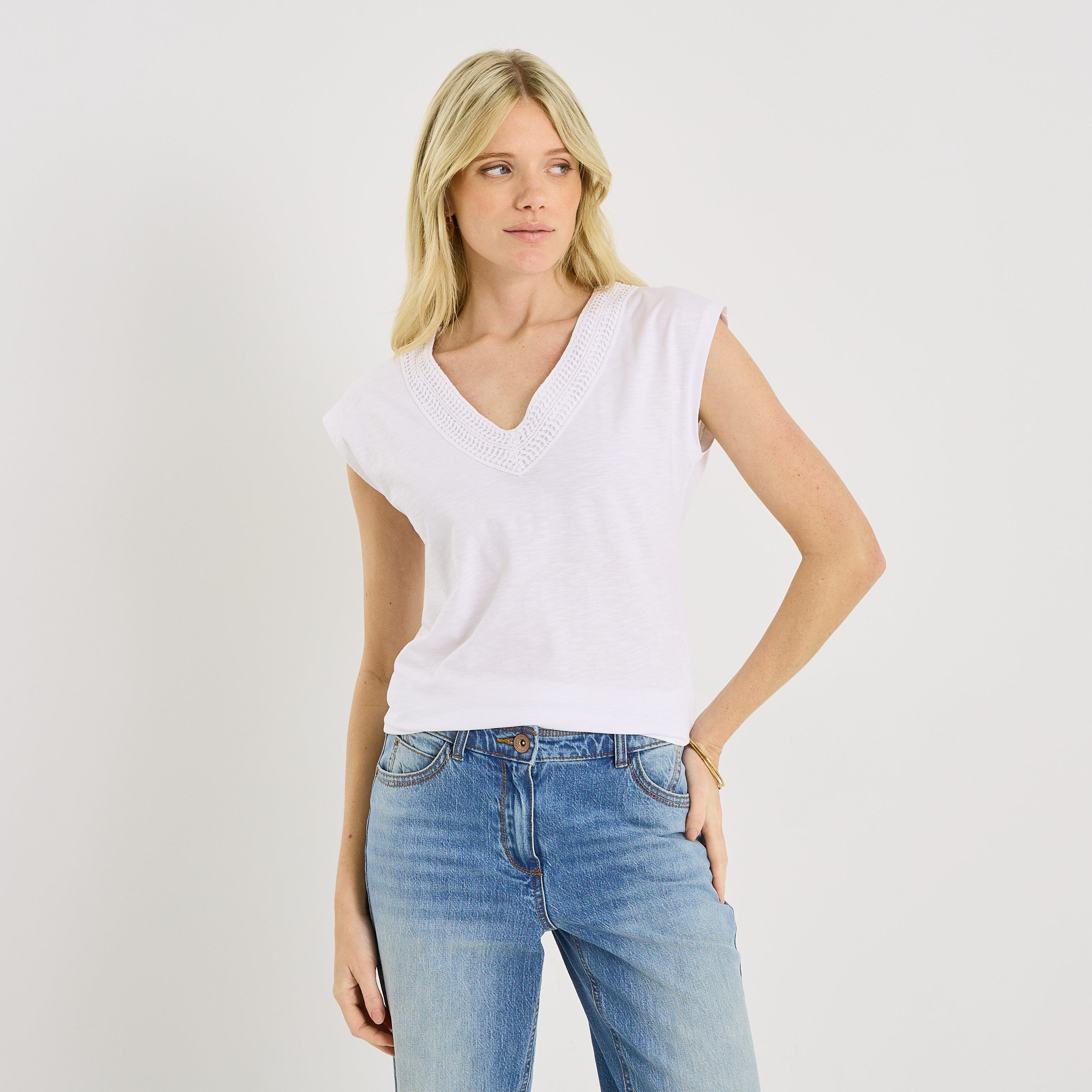 T-shirt col V ajour&eacute; femme