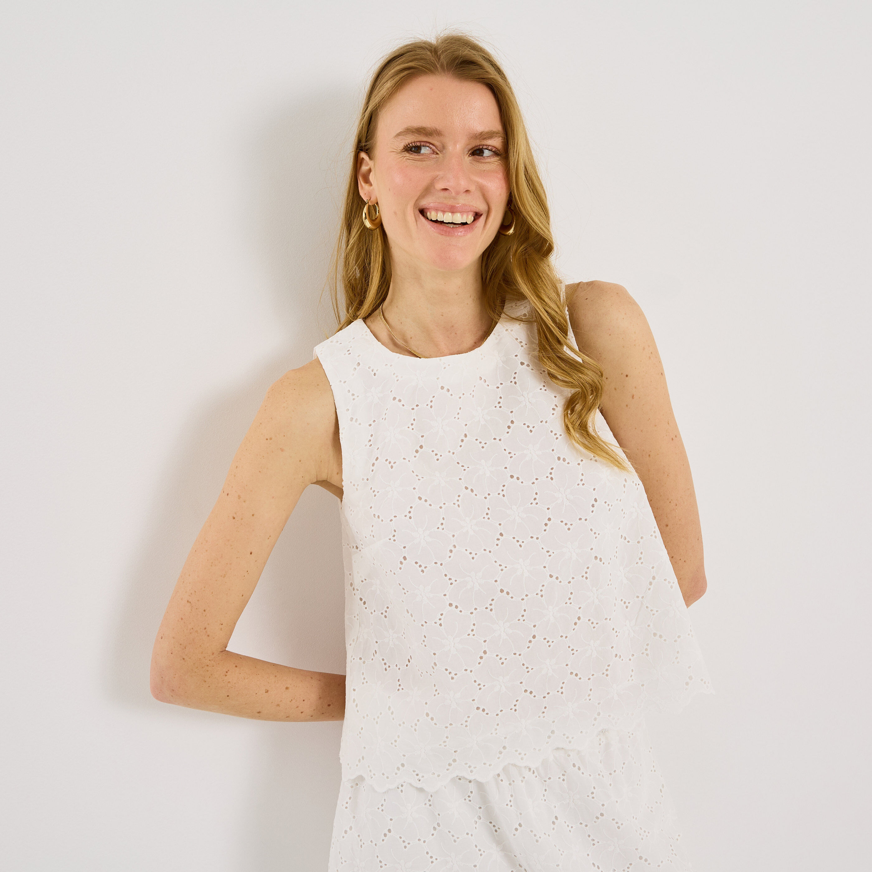 Top brod&eacute; sans manches femme