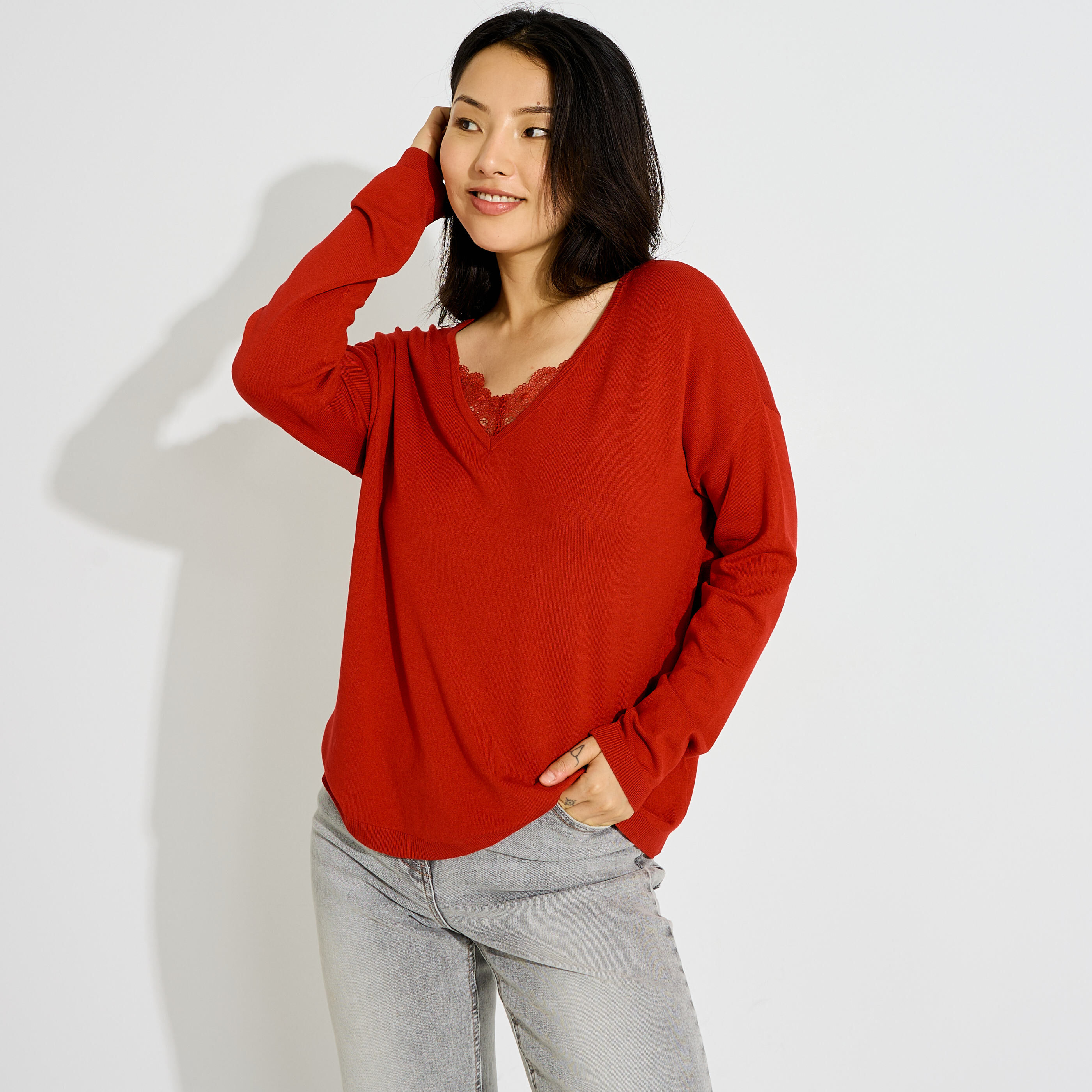 Pull ample col V encolure ajour&eacute;e femme