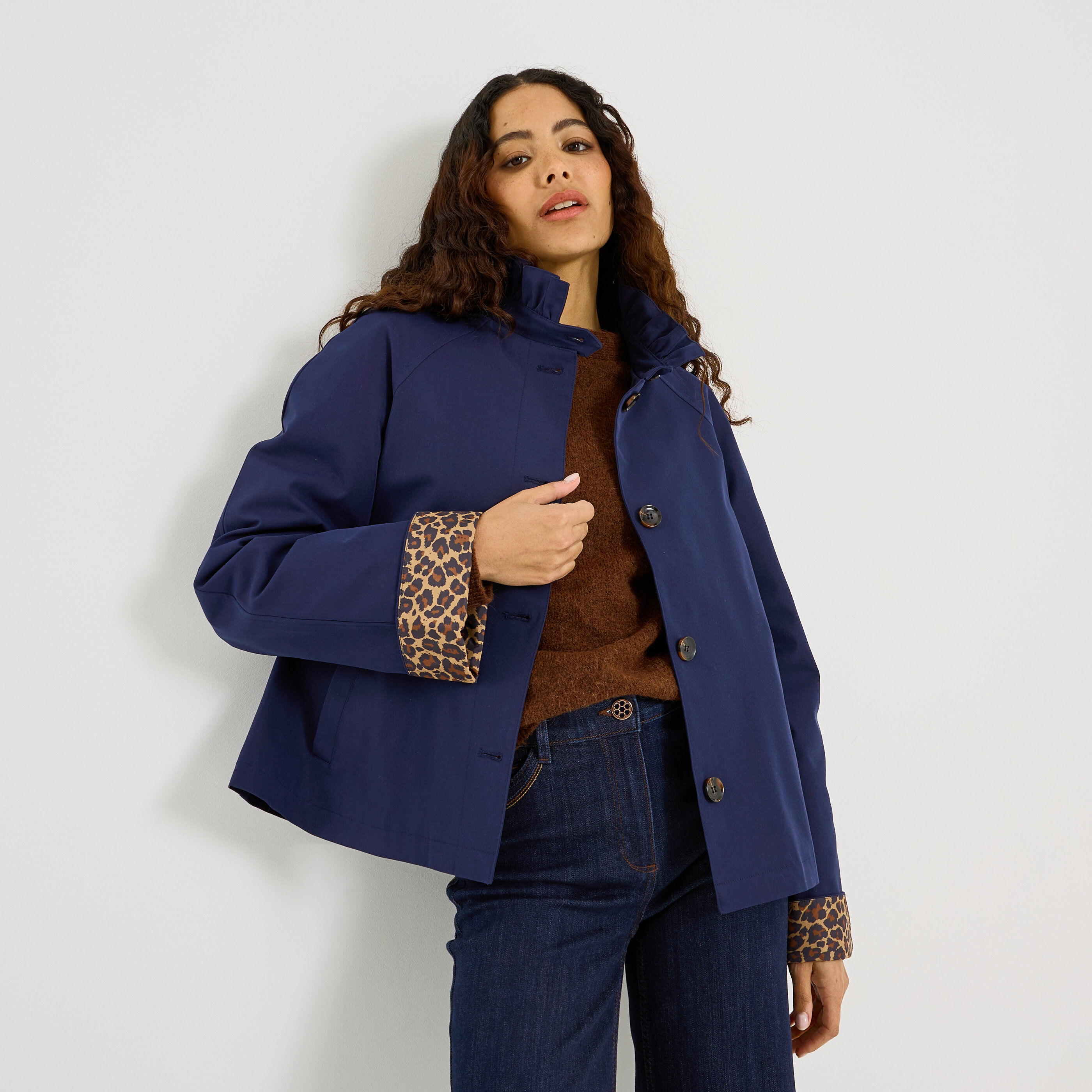 Trench court col montant femme