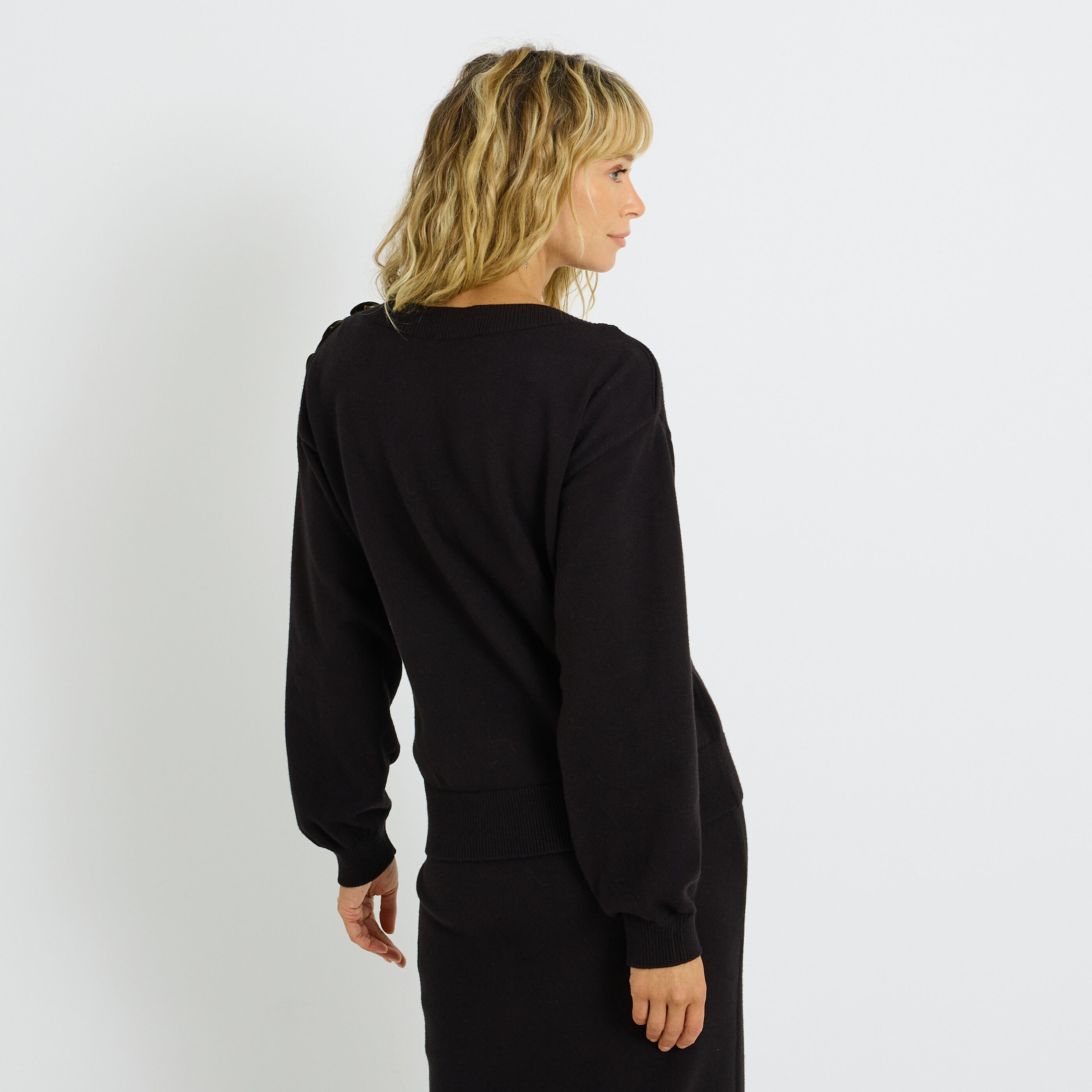 Pull col rond &eacute;paule boutonn&eacute;e femme