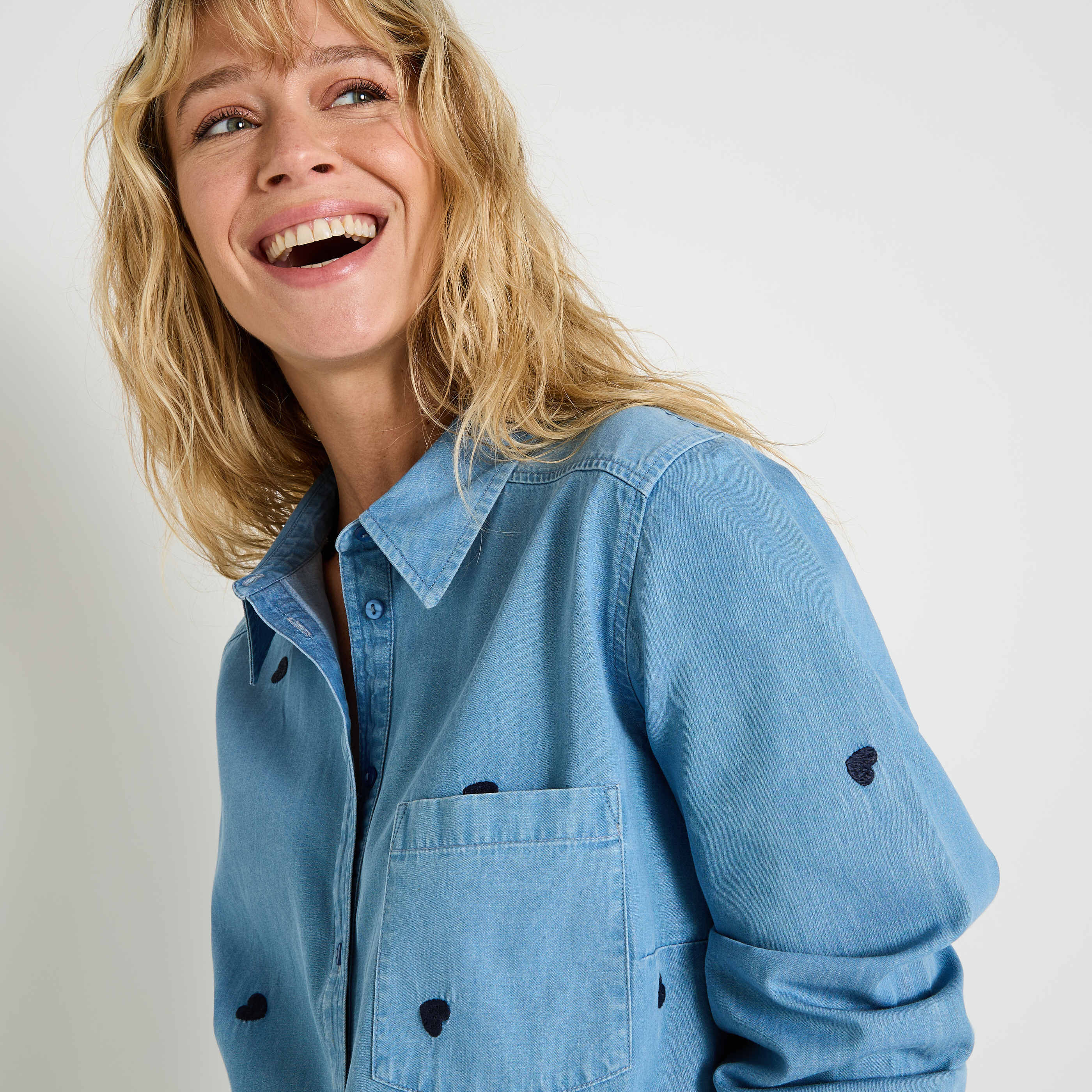 Chemise brod&eacute;e en denim femme