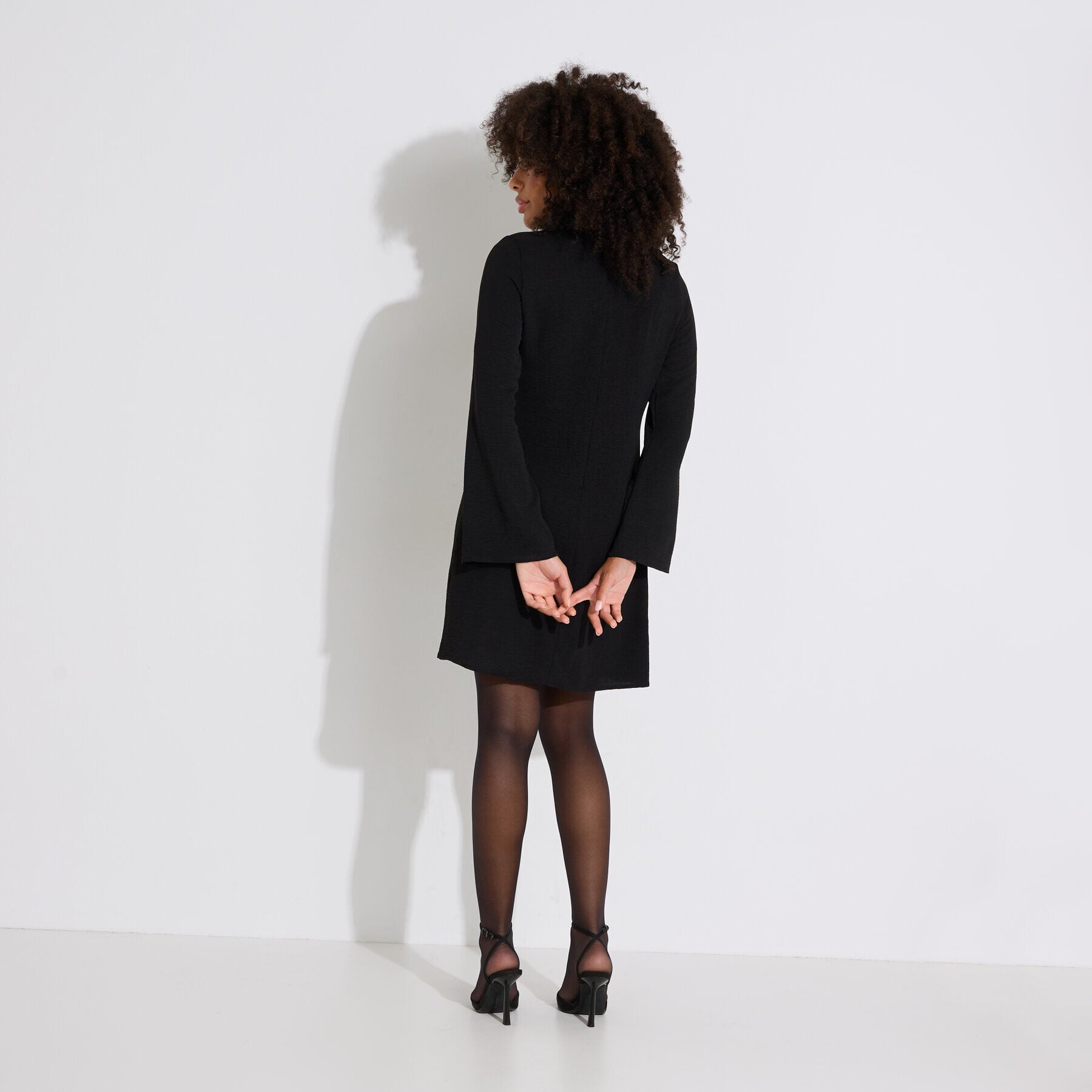 Robe courte &agrave; manches longues &eacute;vas&eacute;e