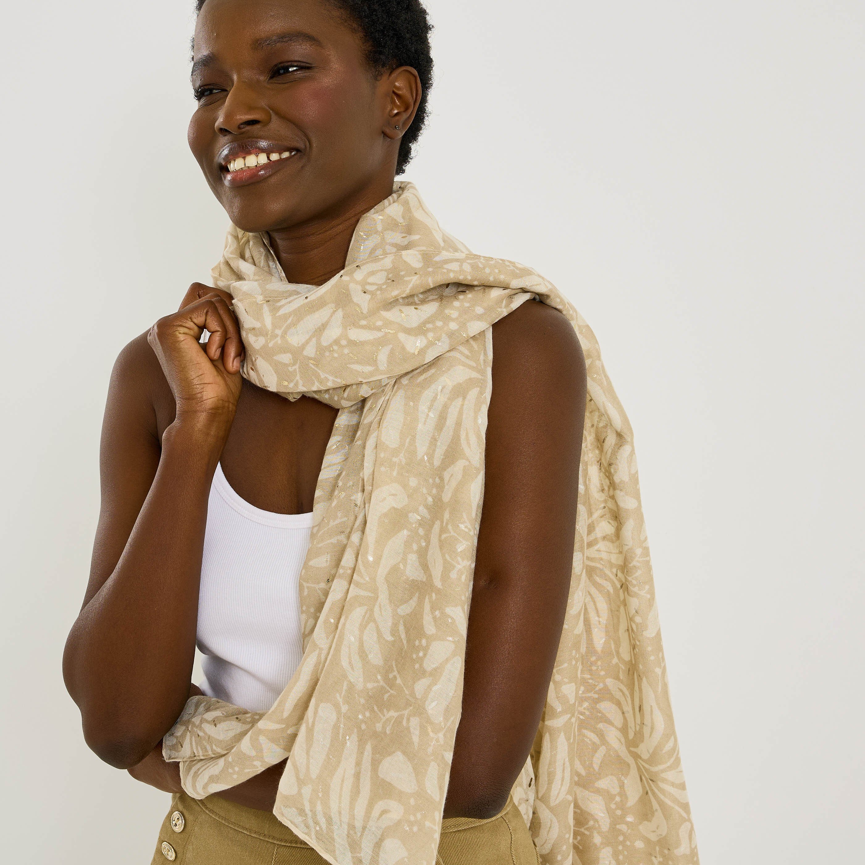 Etole longue motif feuillage femme