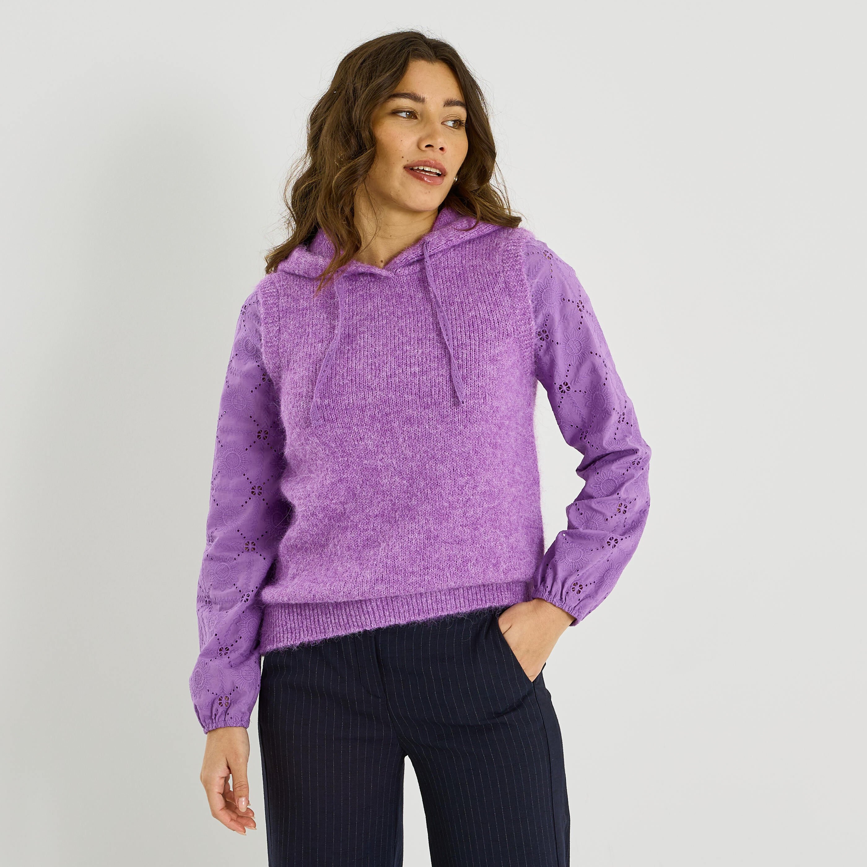Pull bi-mati&egrave;re &agrave; capuche femme