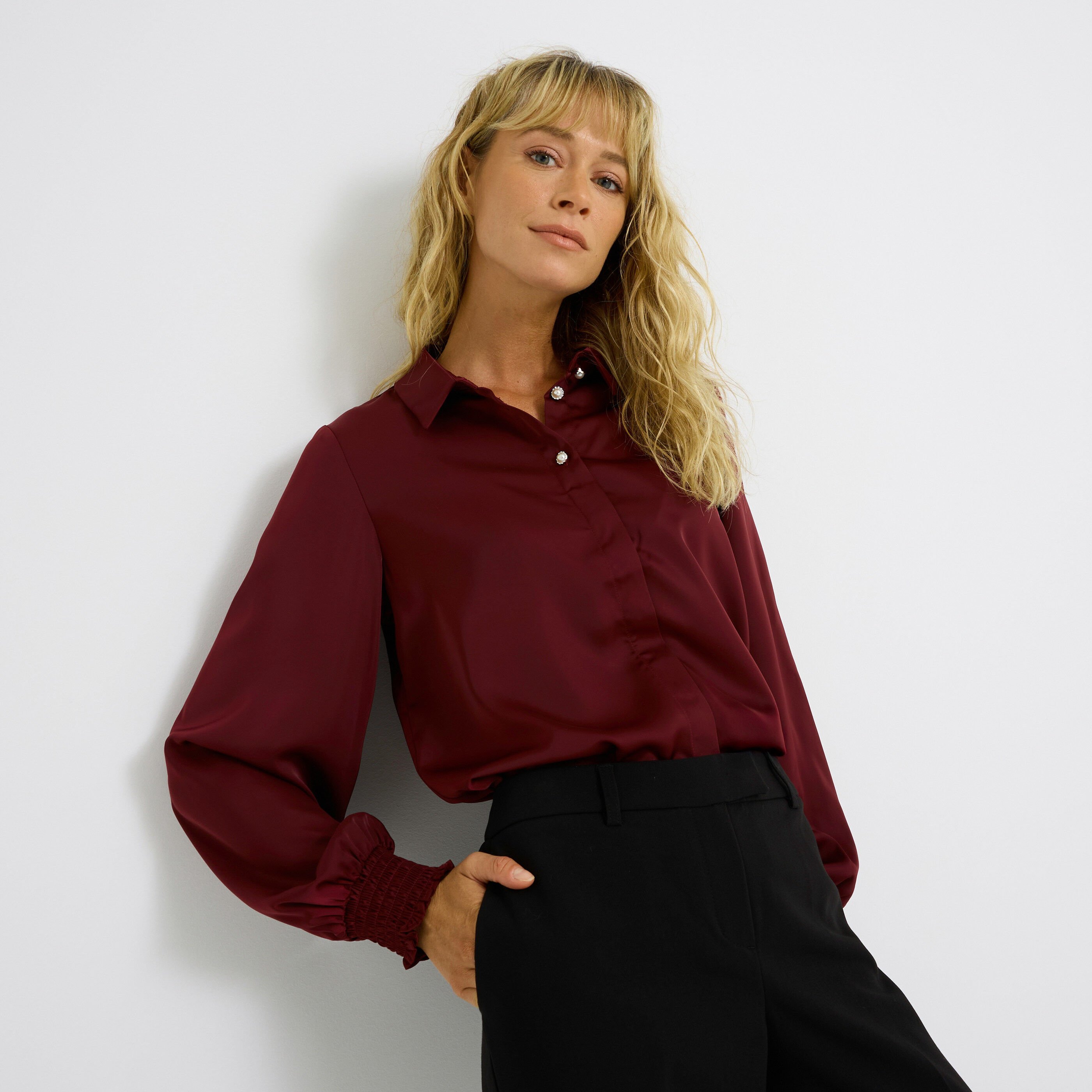 Chemise satin&eacute;e et boutons bijoux femme