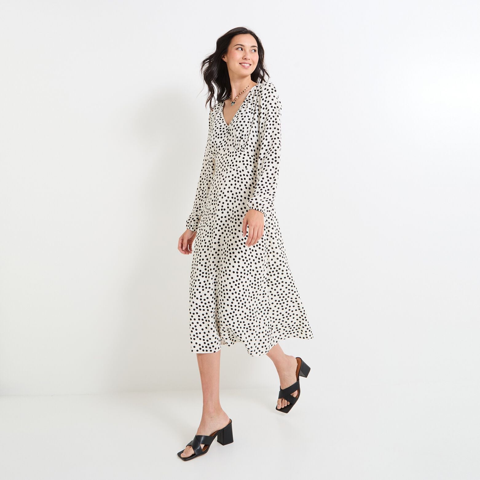 Robe fluide longue femme – Col en V et manches amples pour une allure Robe fluide longue femme – Col en V et manches amples pour une allure