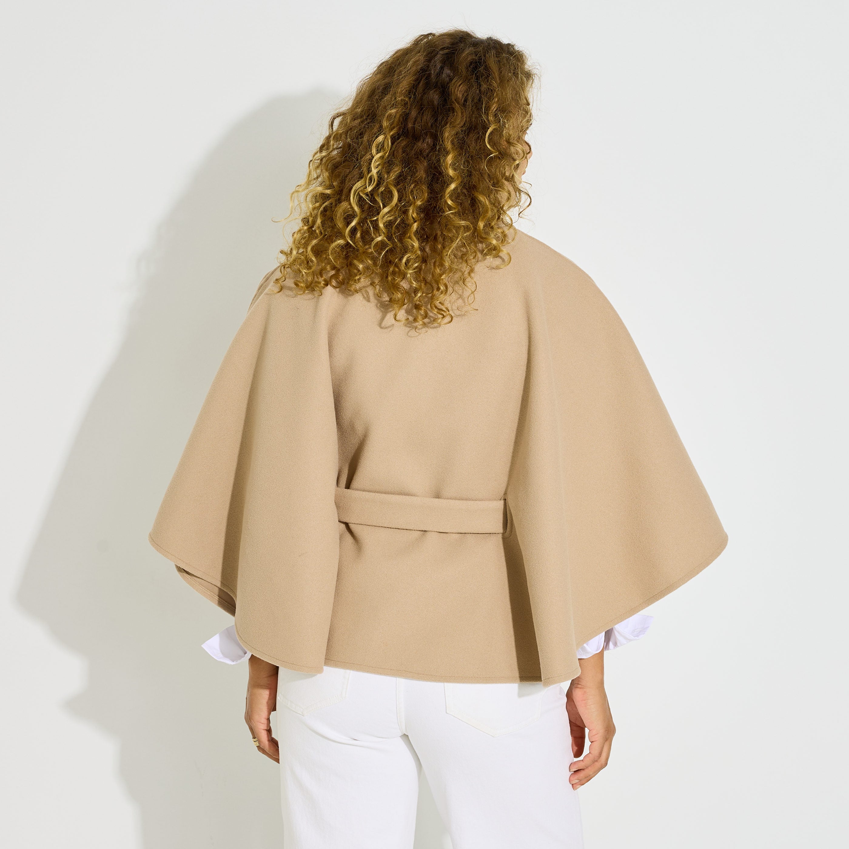 Poncho court ceintur&eacute; femme