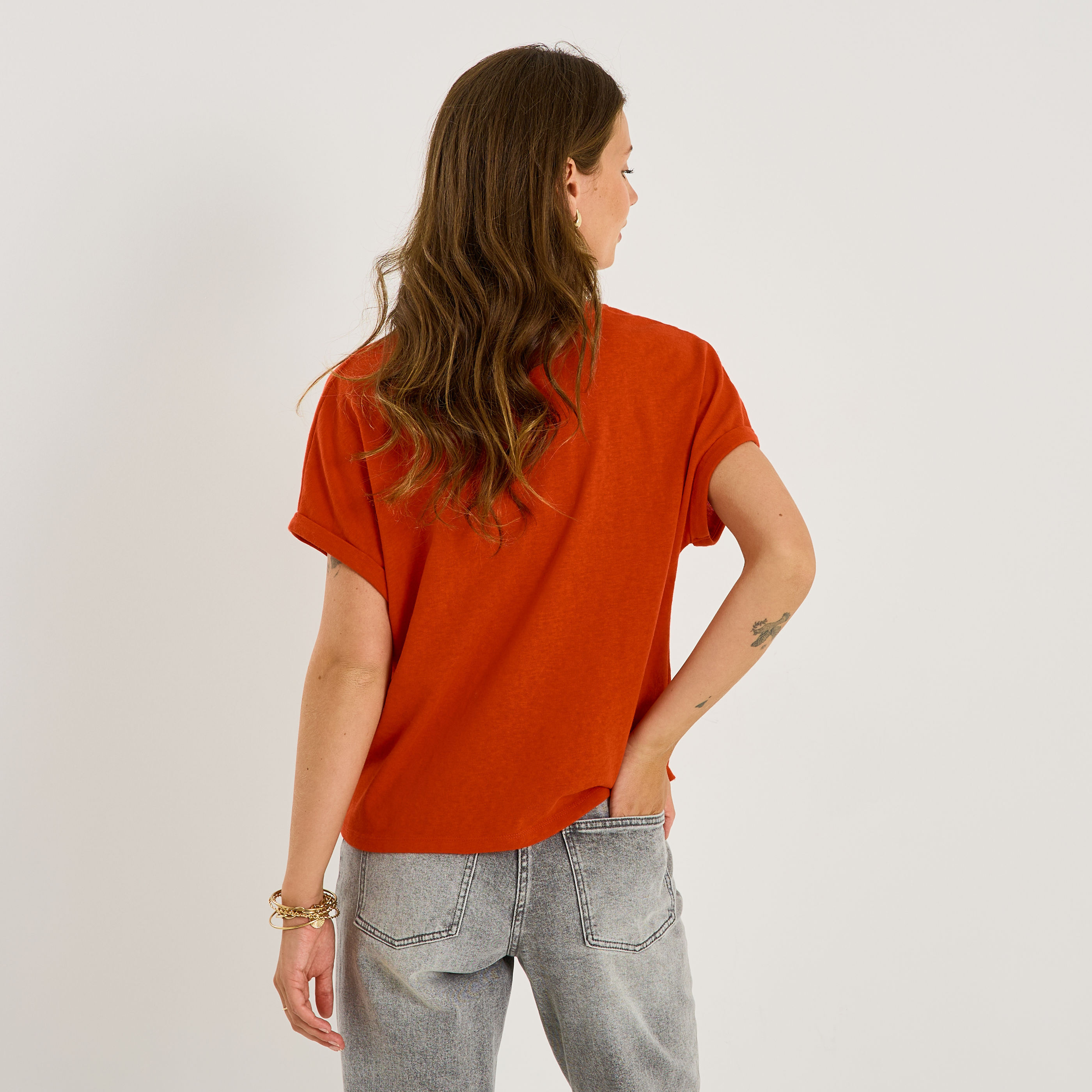 T-shirt brod&eacute; col V femme