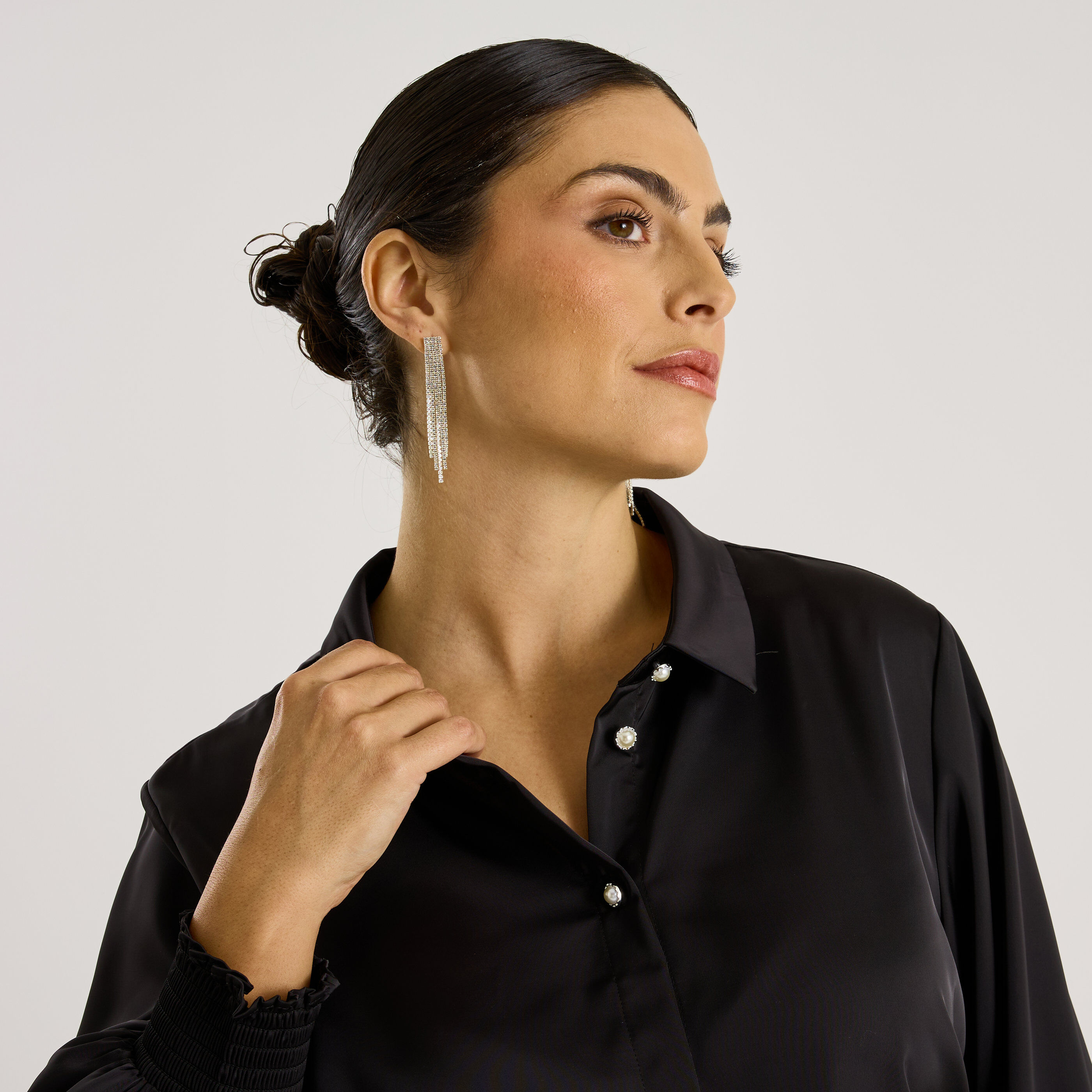 Chemise satin&eacute;e et boutons bijoux femme