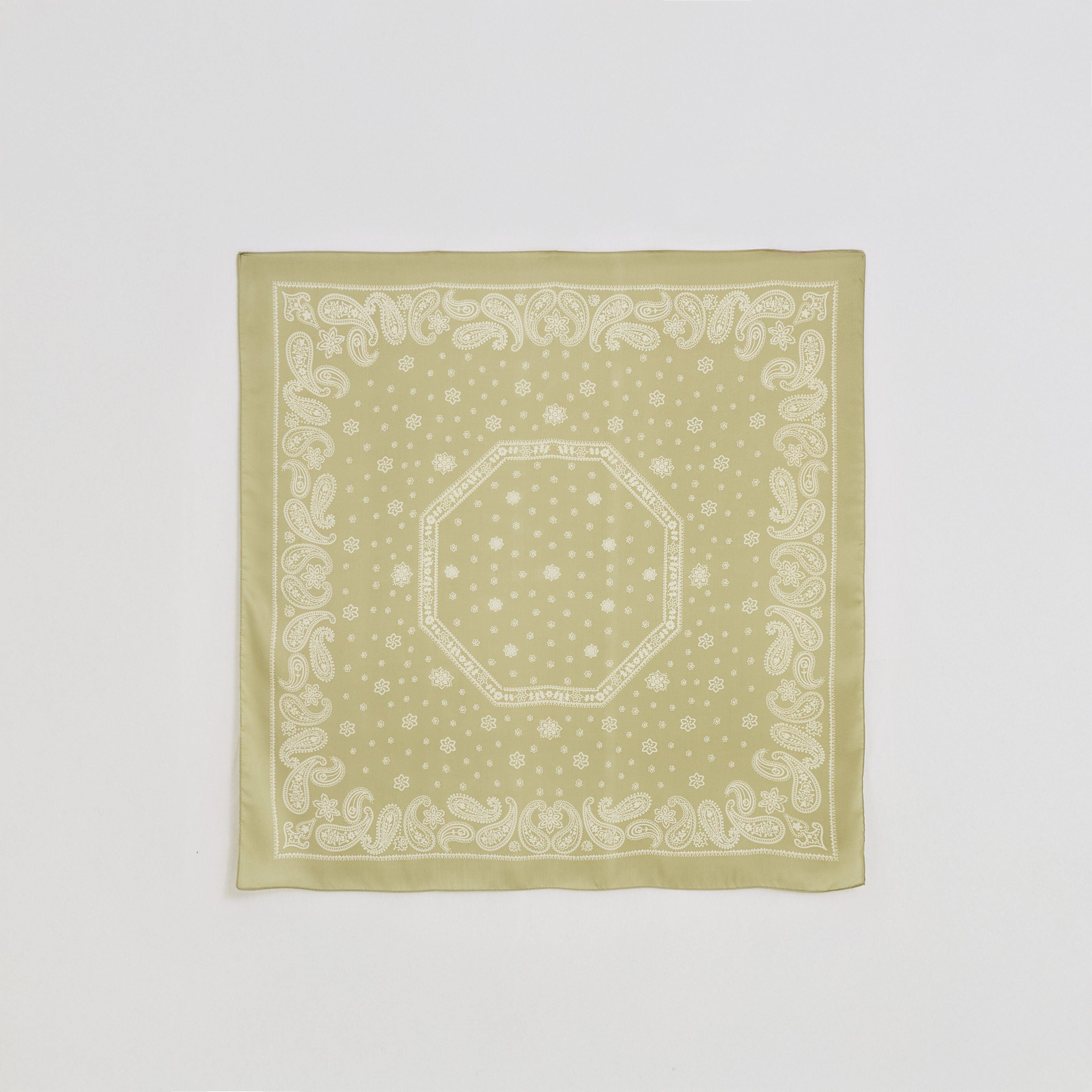 Foulard carr&eacute; motif bandana femme