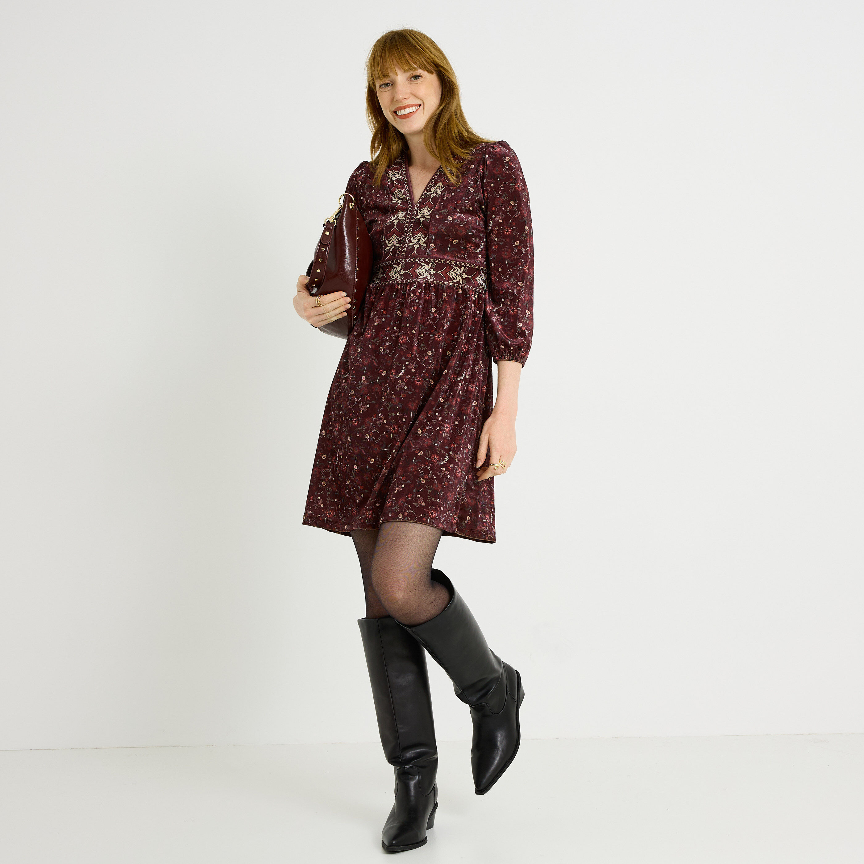 Robe fluide longueur genou &agrave; col V 