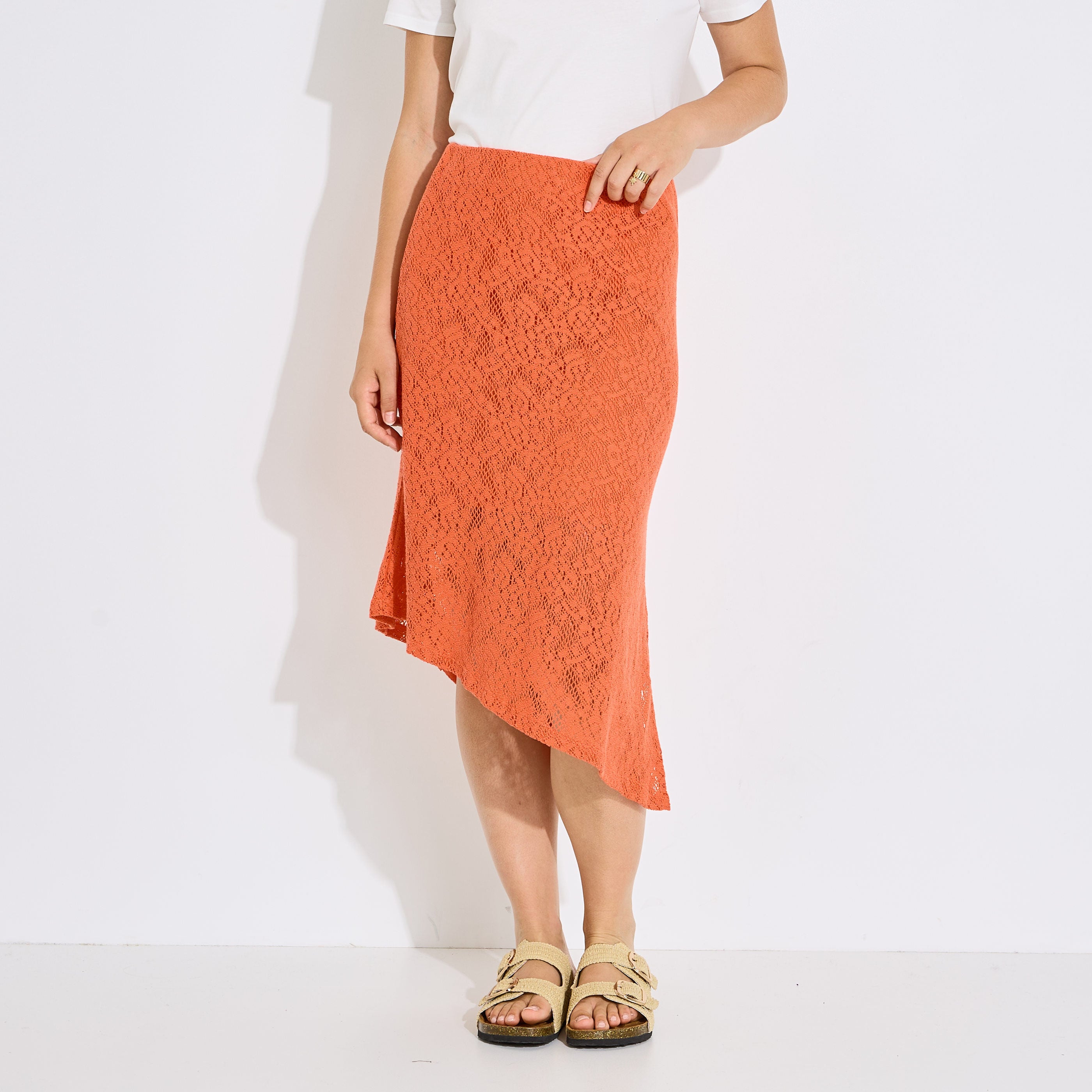 Jupe mi-longue asym&eacute;trique en crochet 