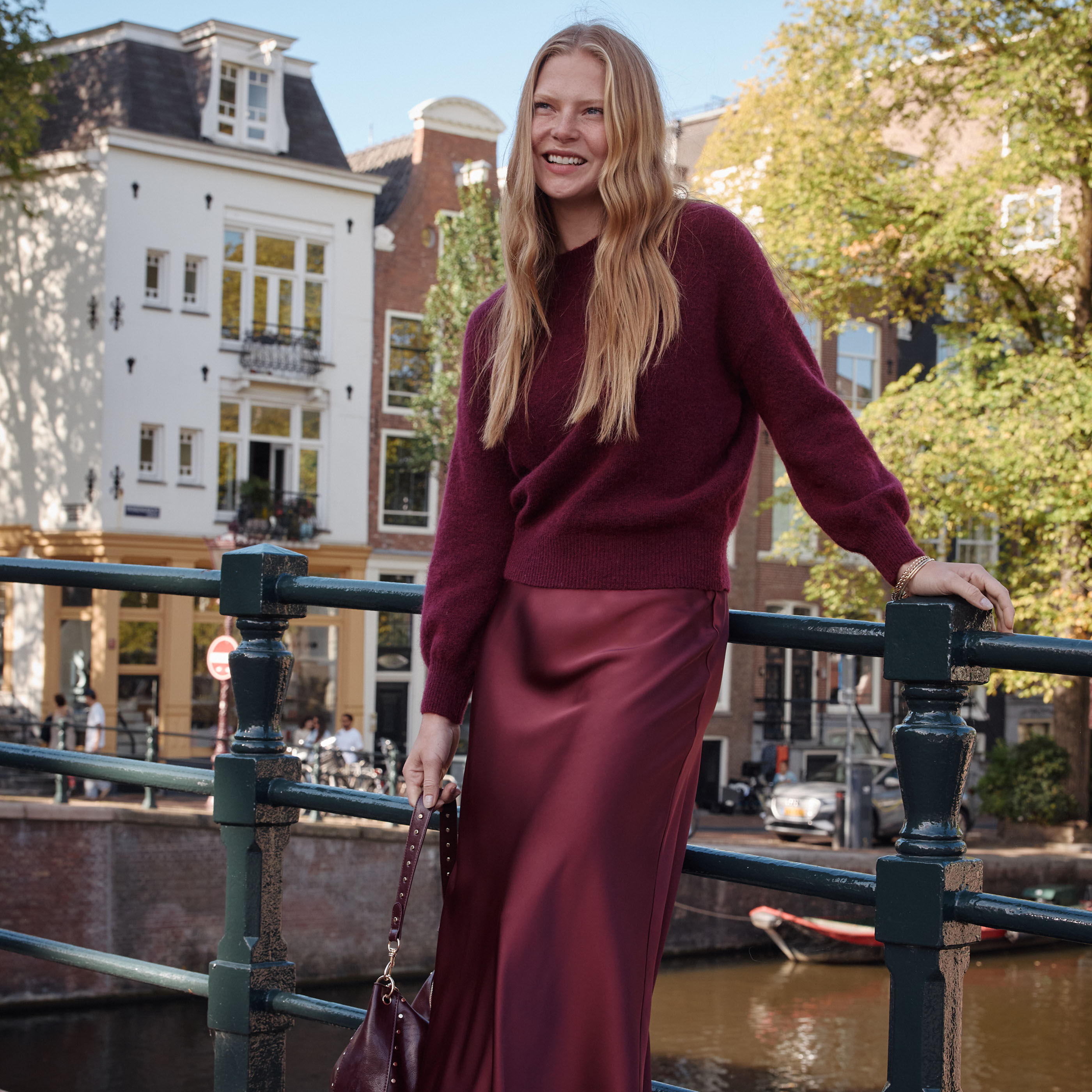 Jupe longue satin&eacute;e forme &eacute;vas&eacute;e