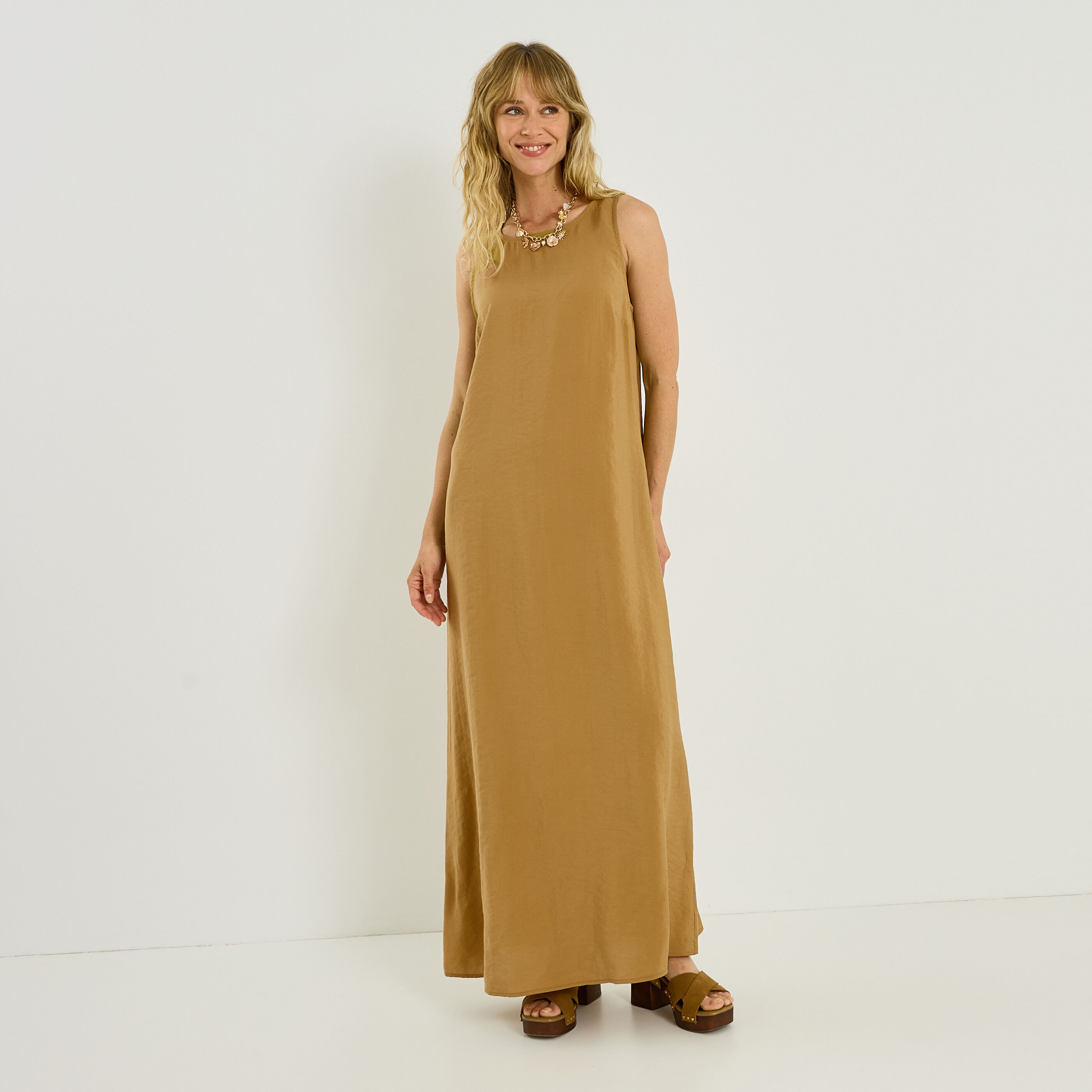 Robe longue droite fluide sans manches