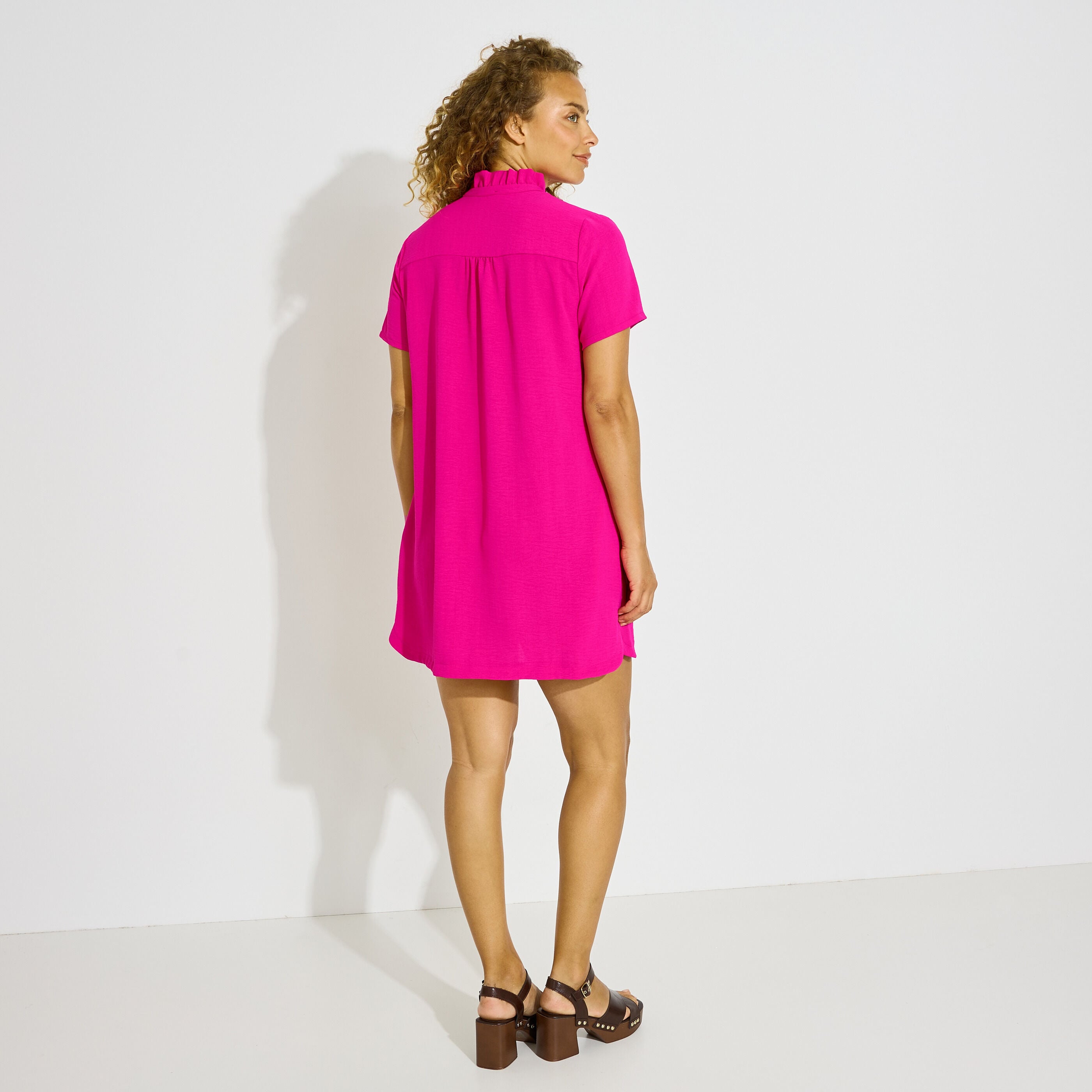 Robe courte ample col V