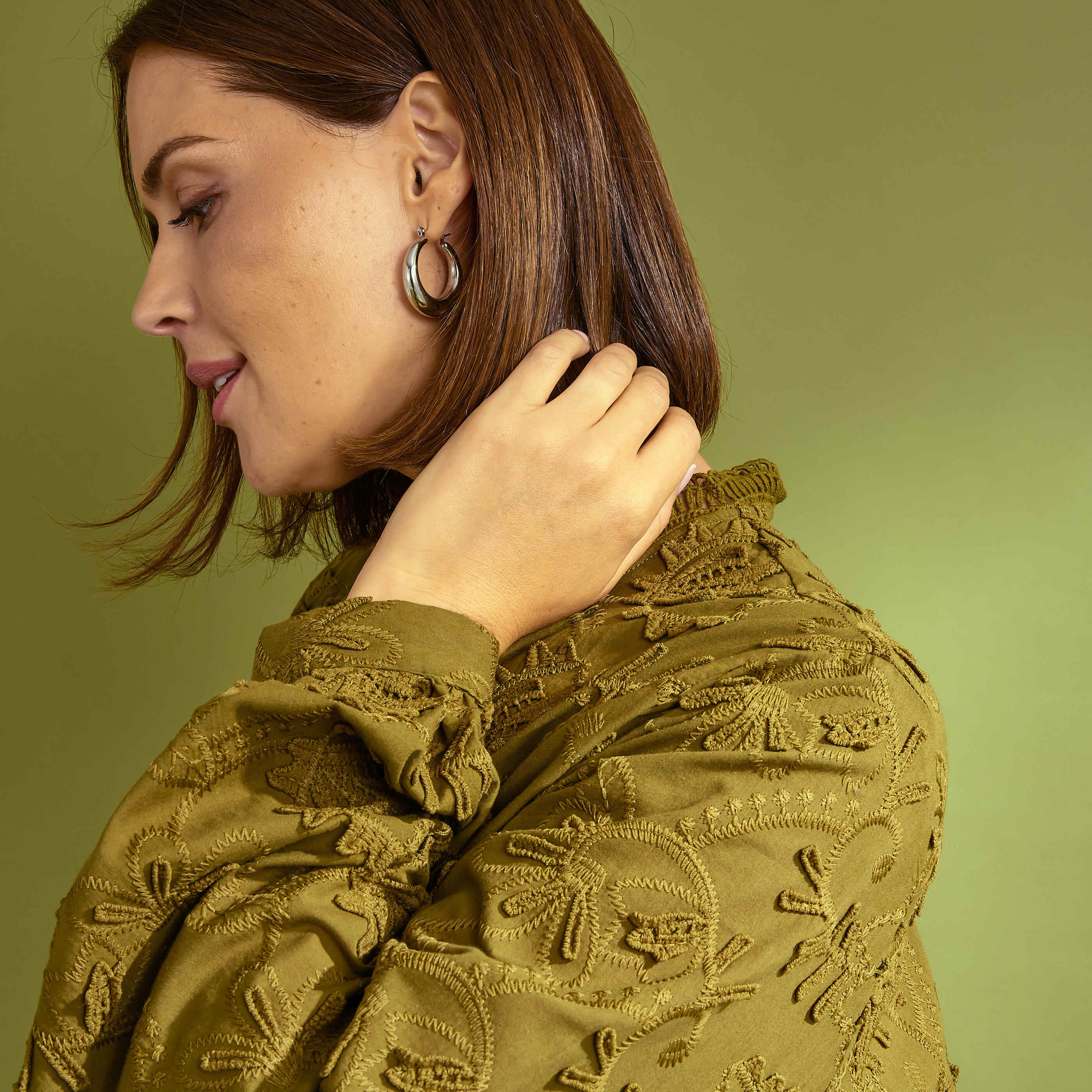 Chemise brod&eacute;e &agrave; col montant femme