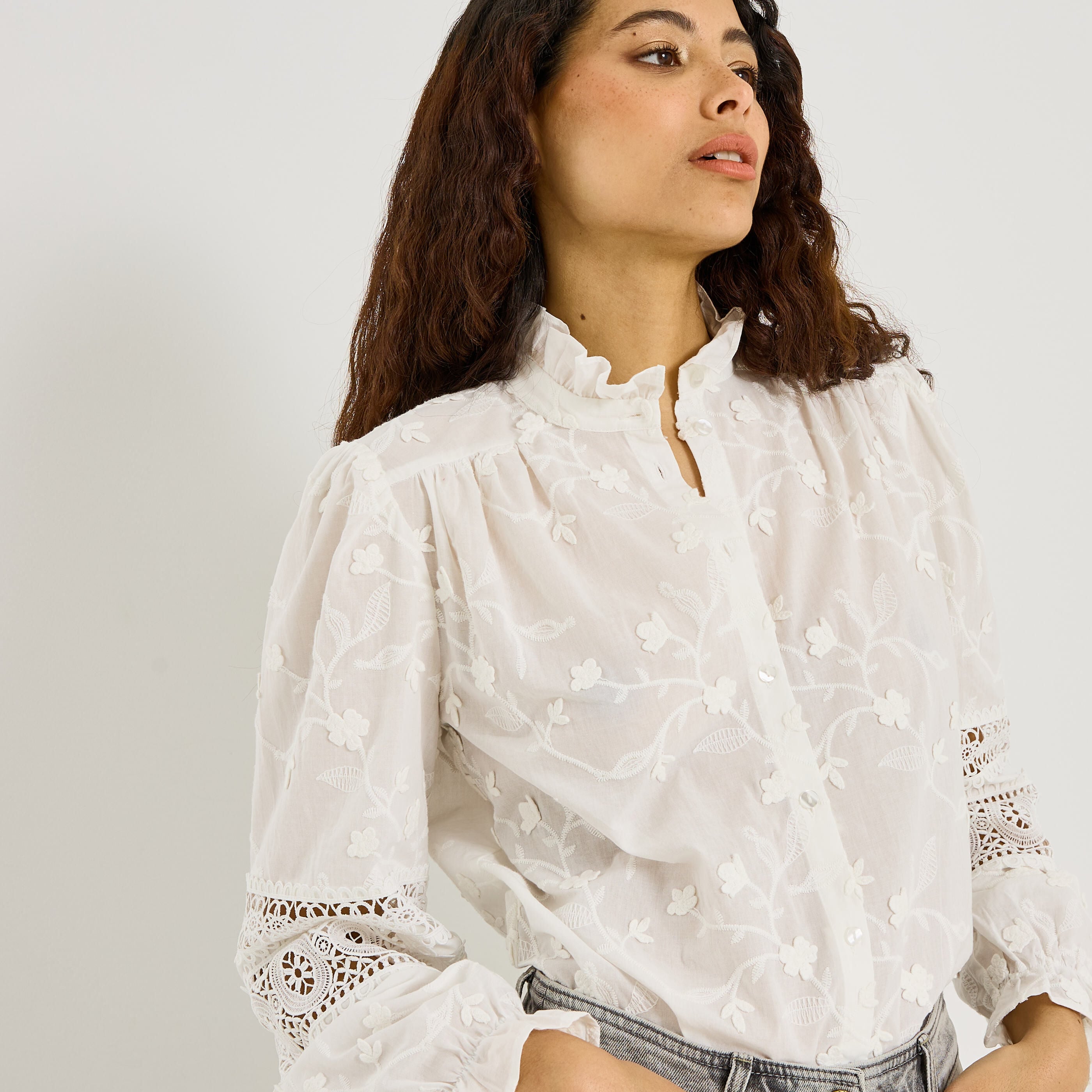 Chemise brod&eacute;e d&eacute;tails ajour&eacute;s femme
