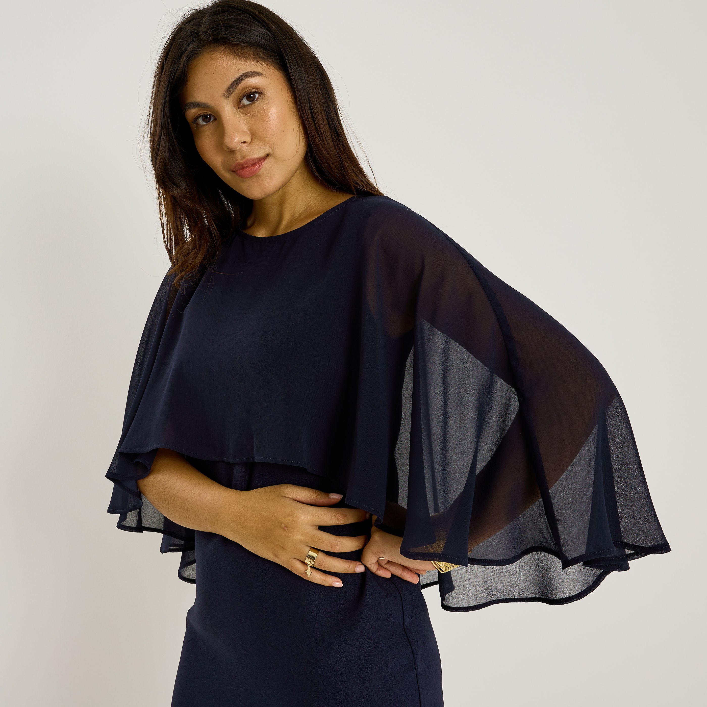 Robe courte habill&eacute;e cape voile
