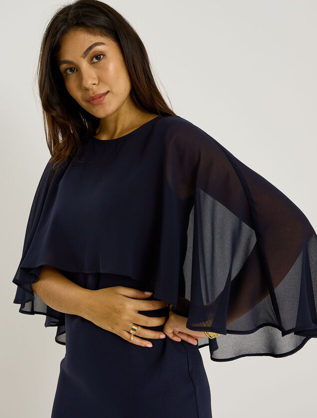 Robe courte habill&eacute;e cape voile