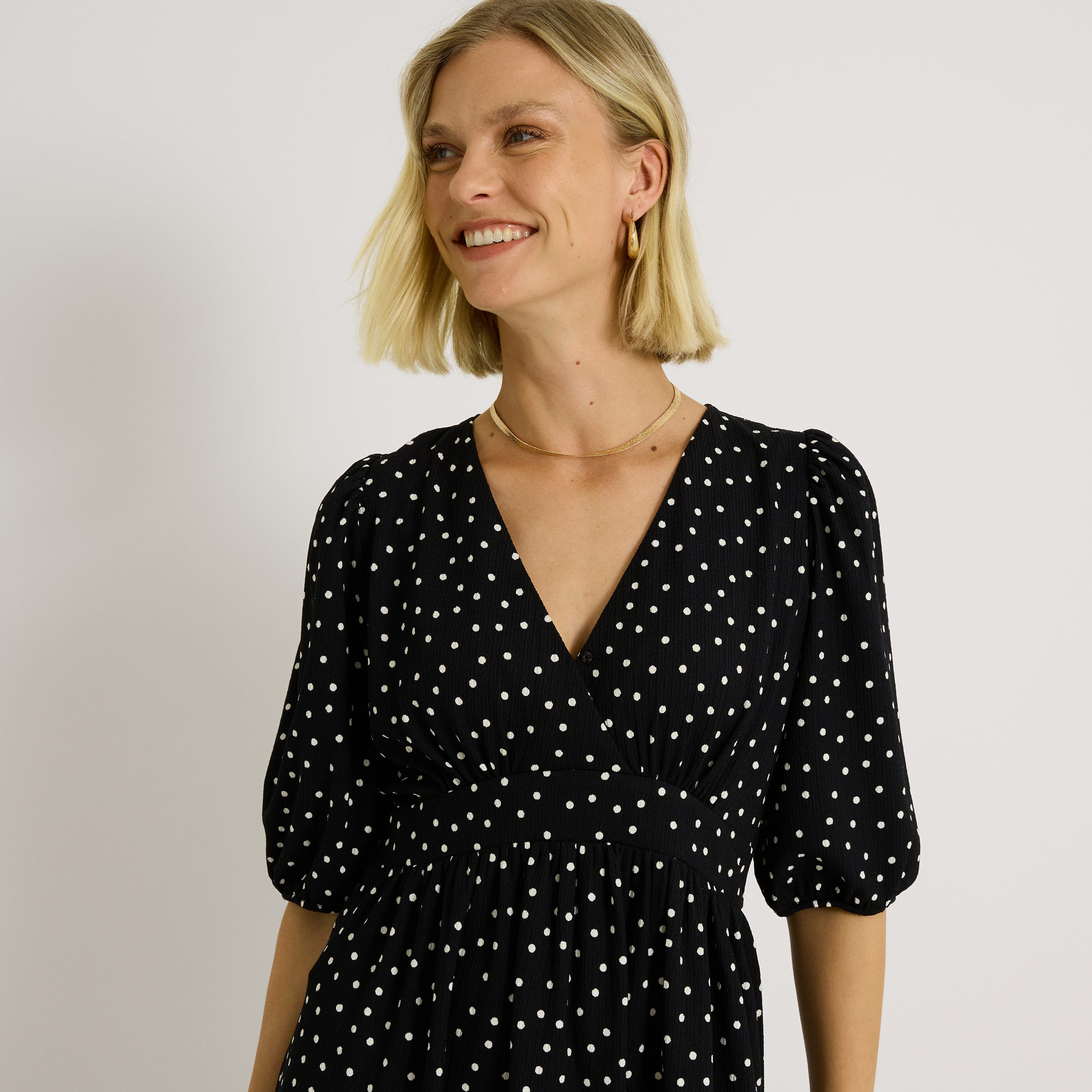 Robe col V &agrave; pois