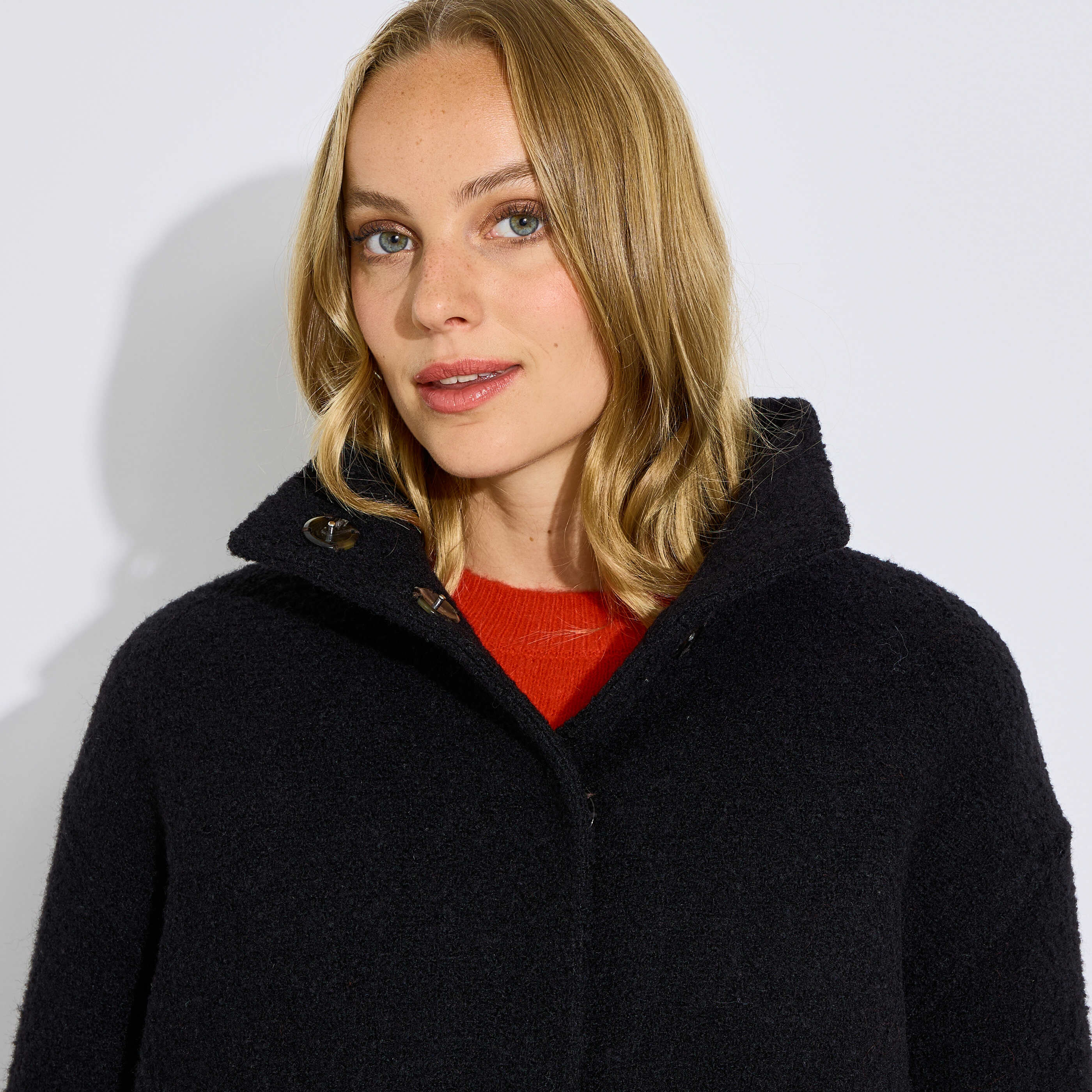 Manteau court en maille boucl&eacute;e femme