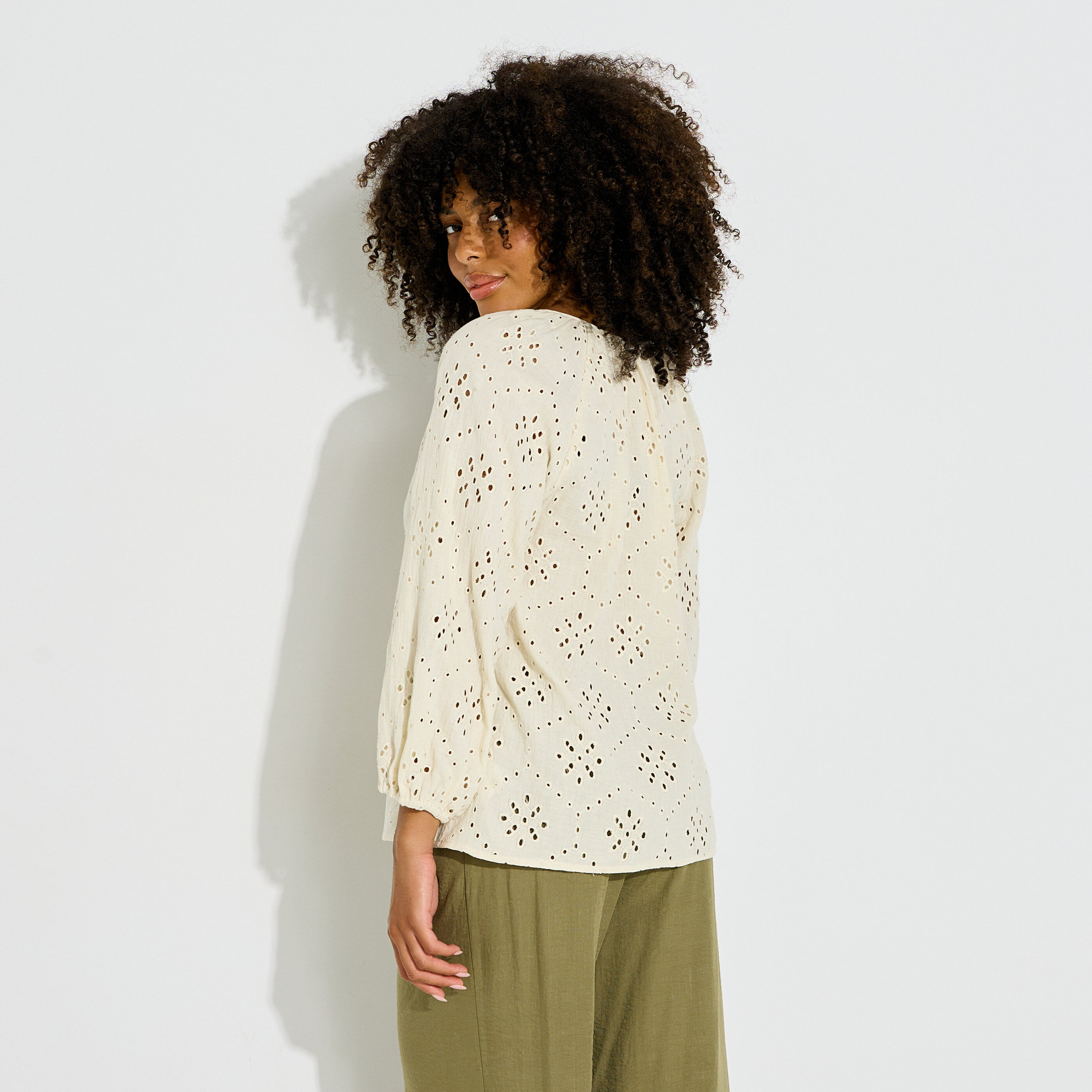 Blouse boh&egrave;me ajour&eacute;e &agrave; col V femme
