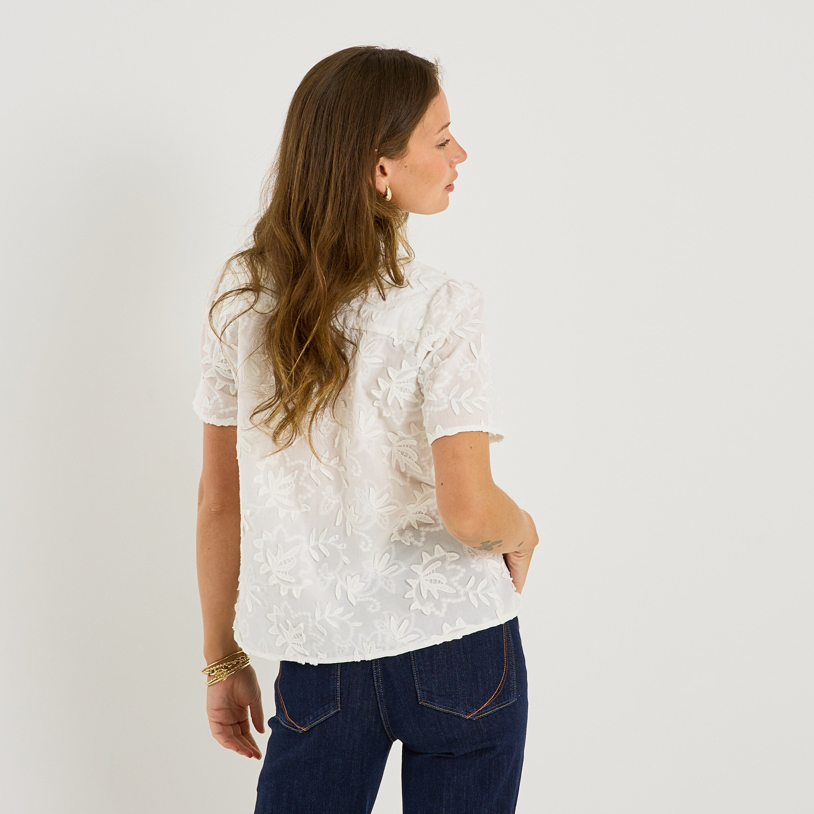 Blouse brod&eacute;e manches courtes femme