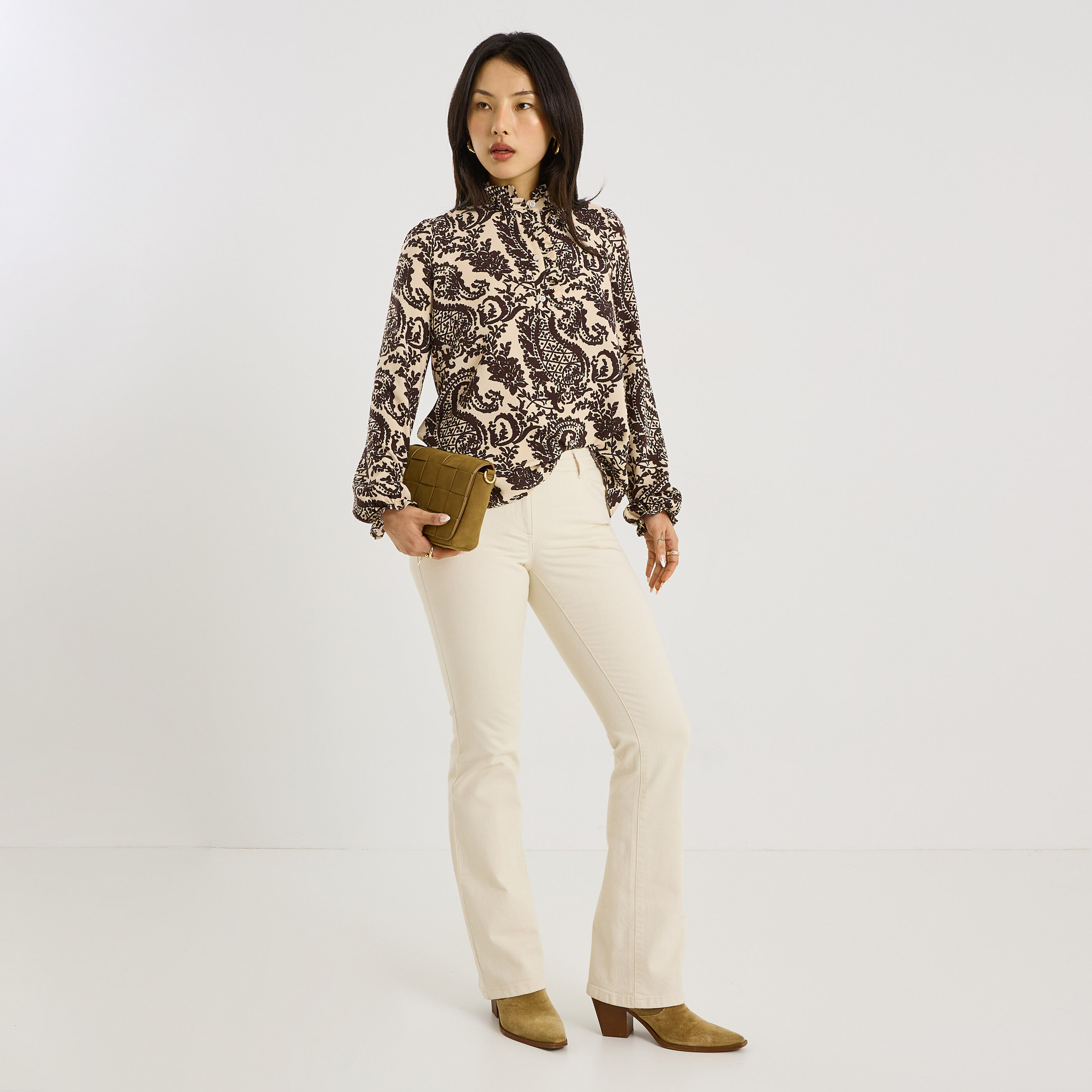 Blouse broderies contrast&eacute;es femme