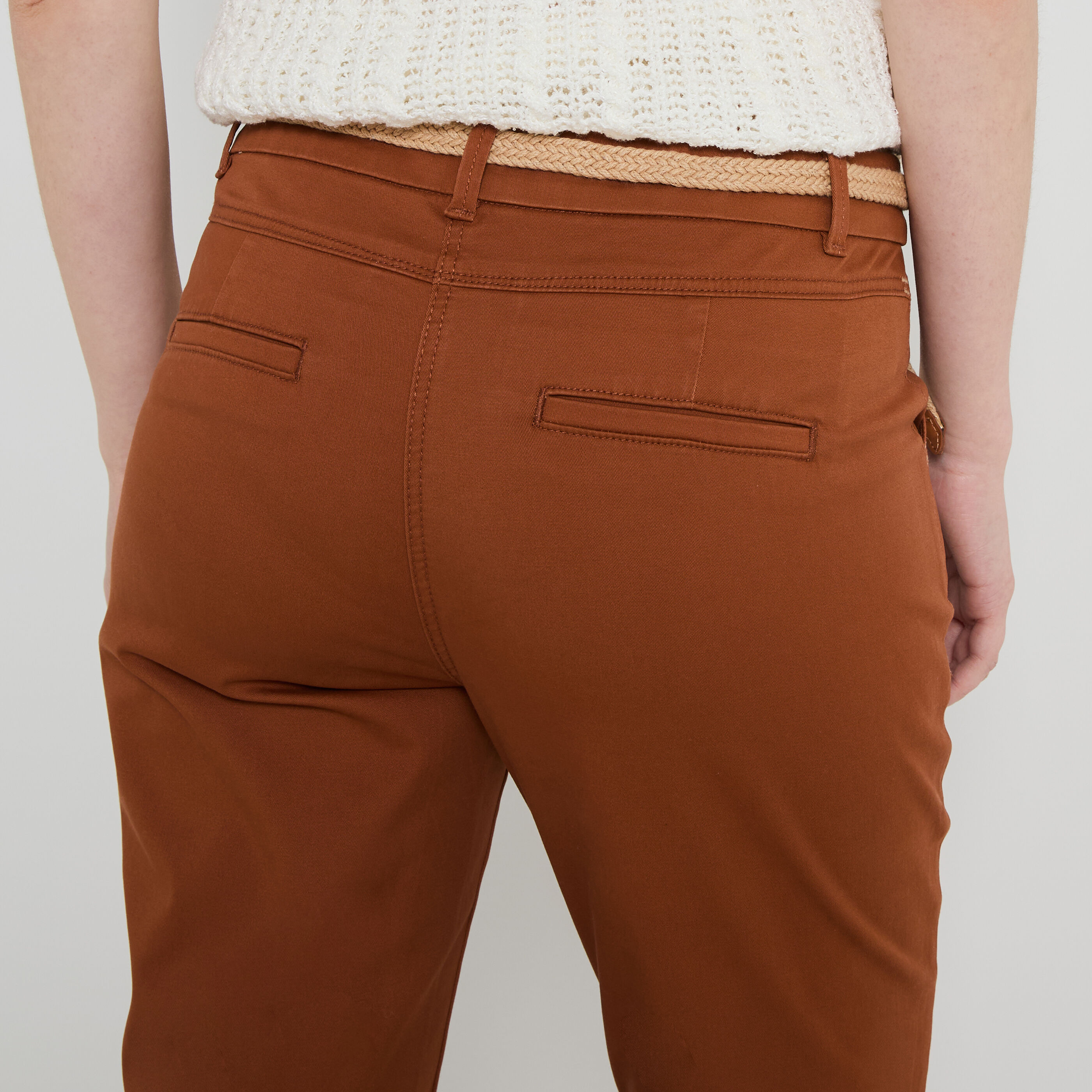 Chino femme camel 2025