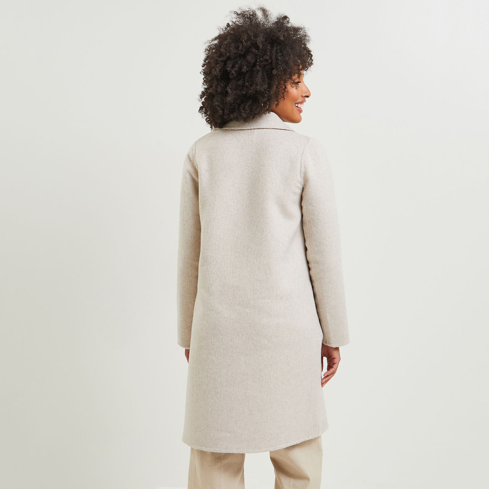 Manteau par-dessus femme